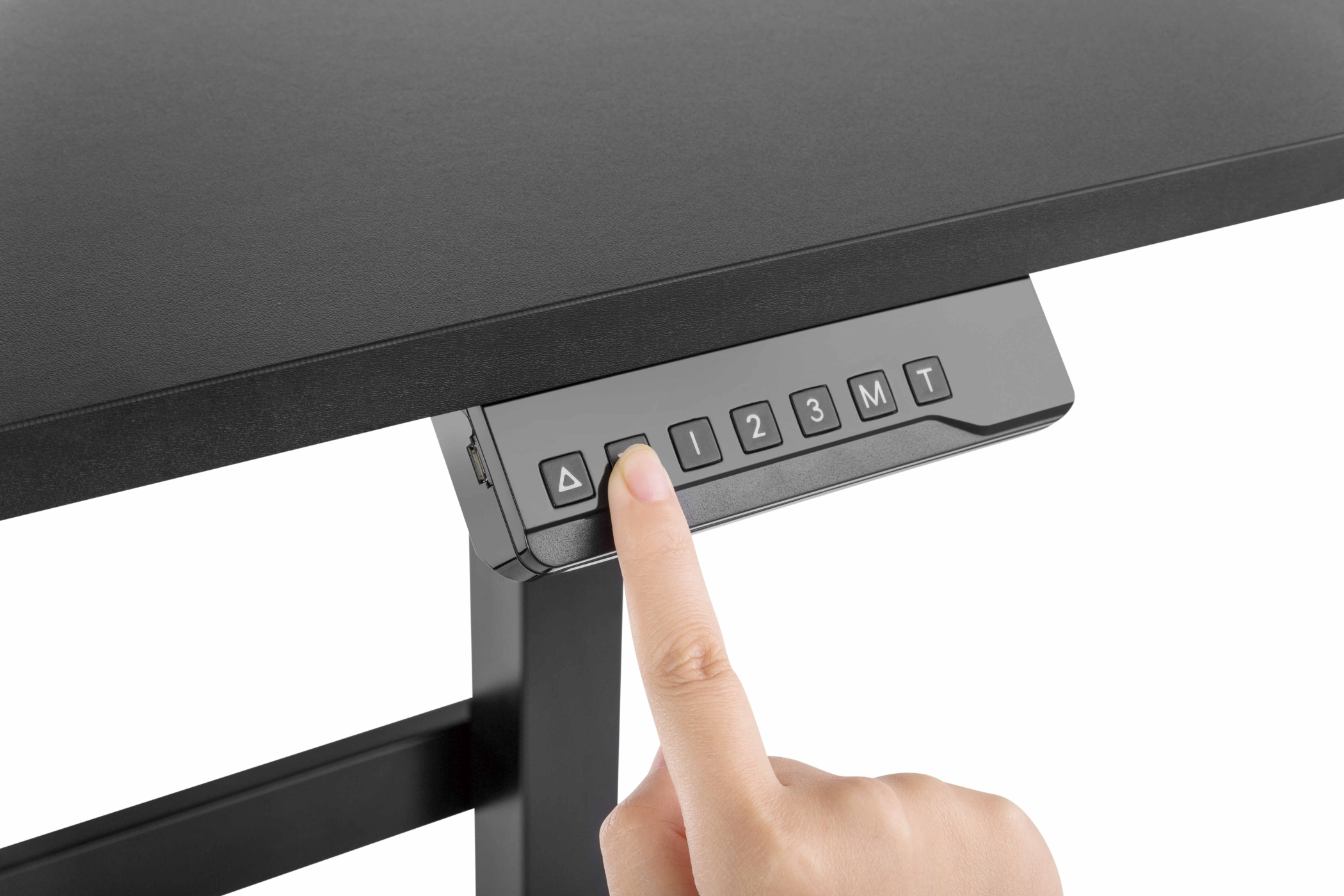 Een hand drukt op een knop op een zwart bureau met instelknoppen.