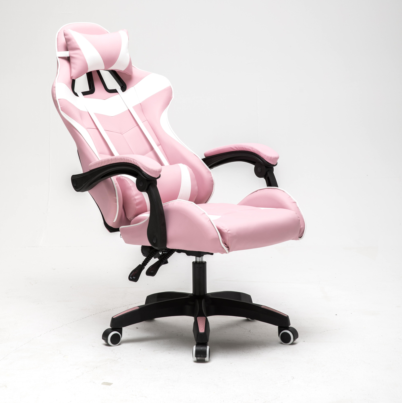 Roze en witte gamingstoel op een witte achtergrond. Stoel heeft wielen en een hoofdsteun.