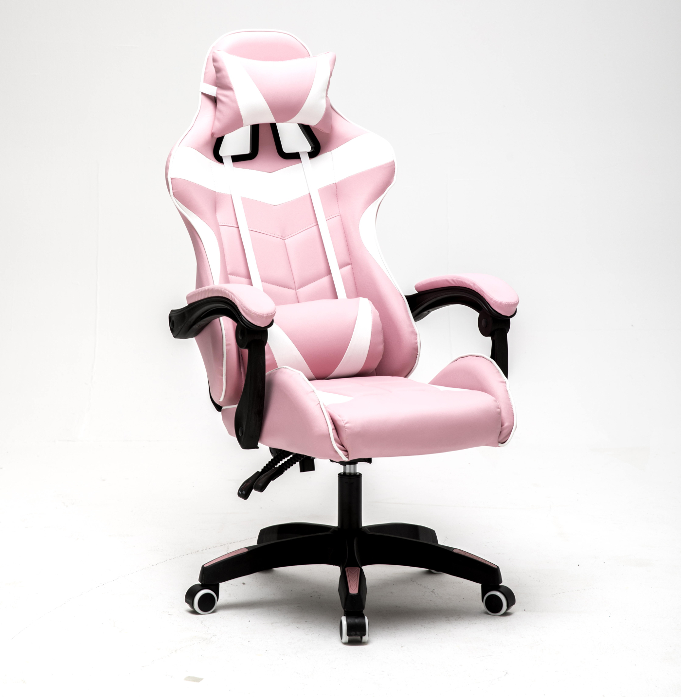 Roze en witte gamingstoel. Witte achtergrond. Zwarte basis en armleuningen.