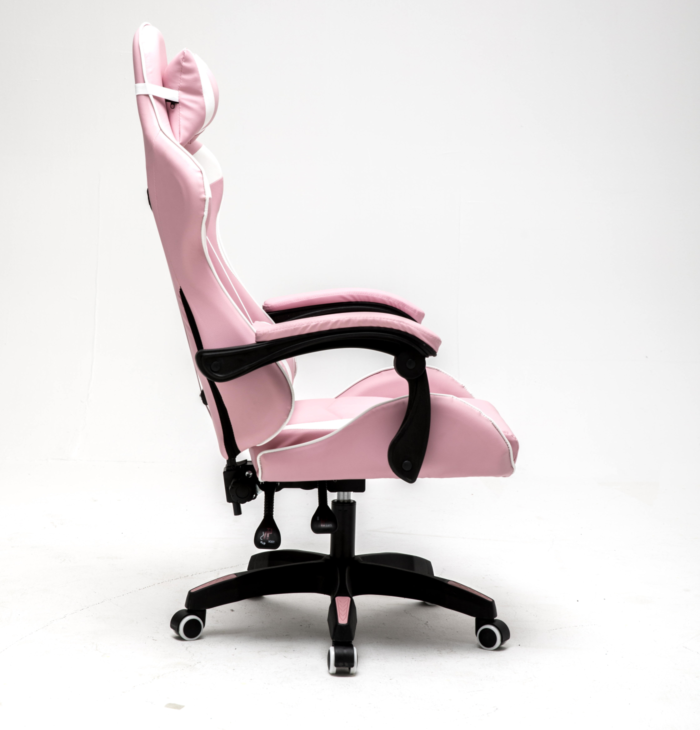 Roze en witte gaming stoel. Zijaanzicht, op een witte achtergrond. Zwarte basis en wielen.
