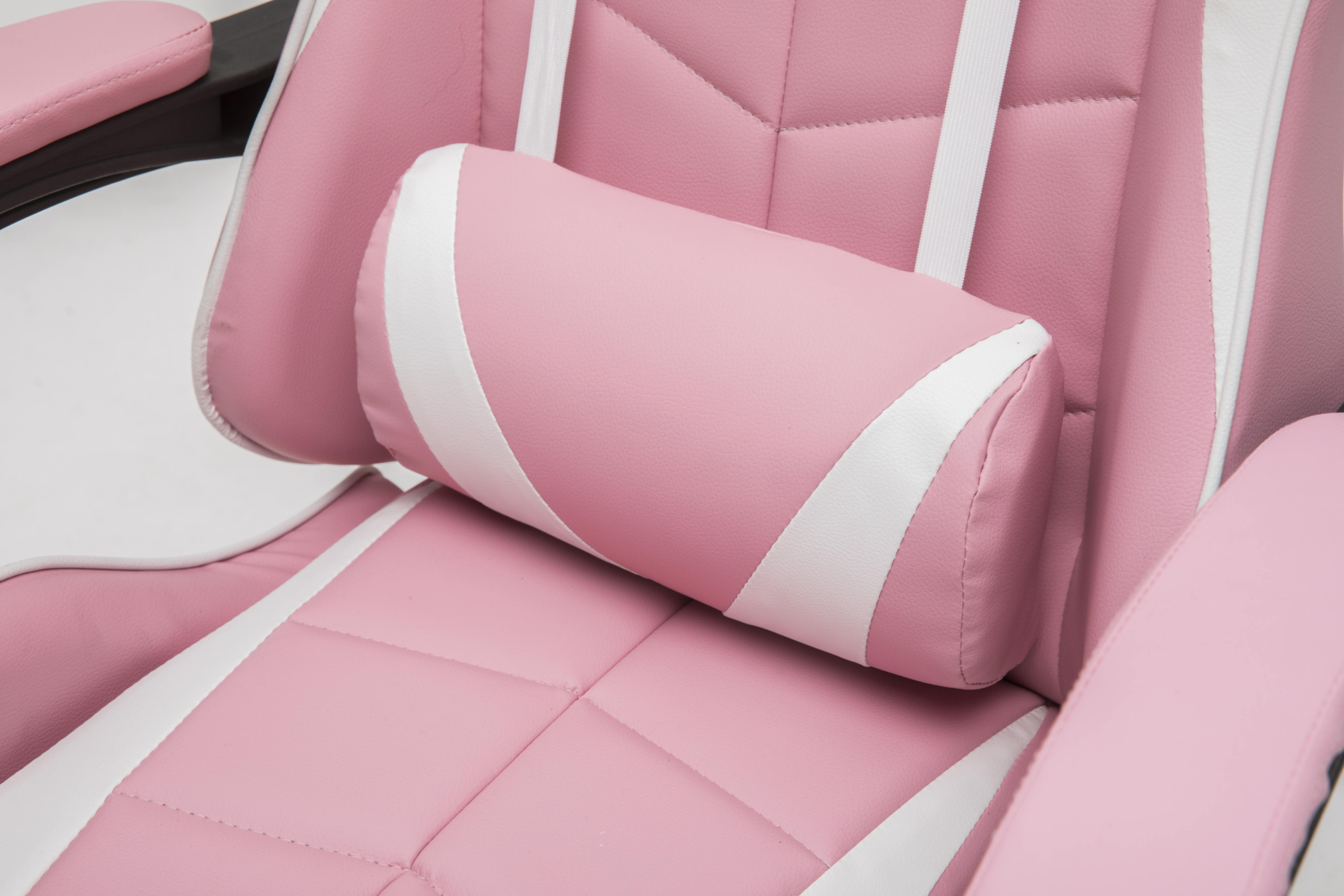 Roze en witte gamingstoel met hoofdsteun en lendenkussen.