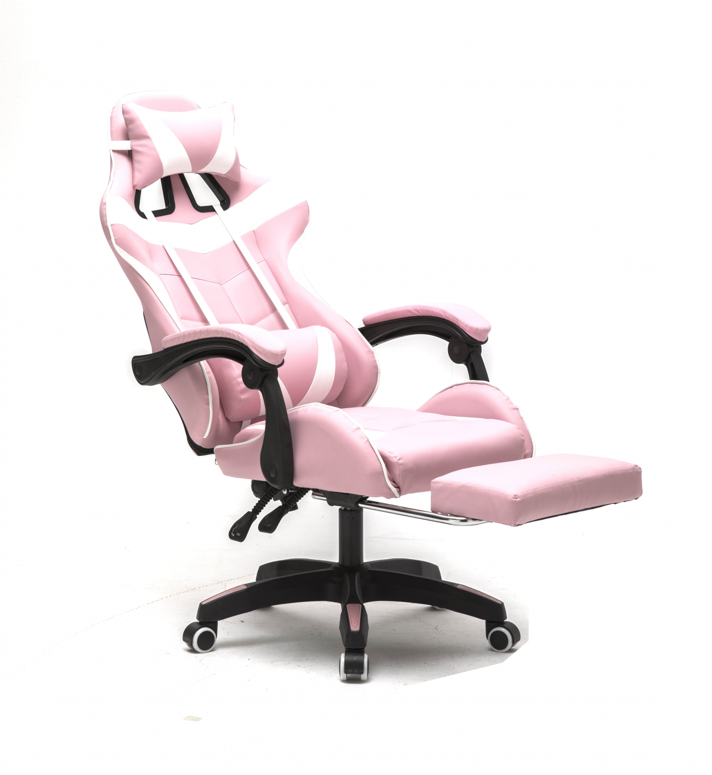 Roze gamestoel met witte accenten, voetsteun en zwarte basis en wielen. Witte achtergrond.