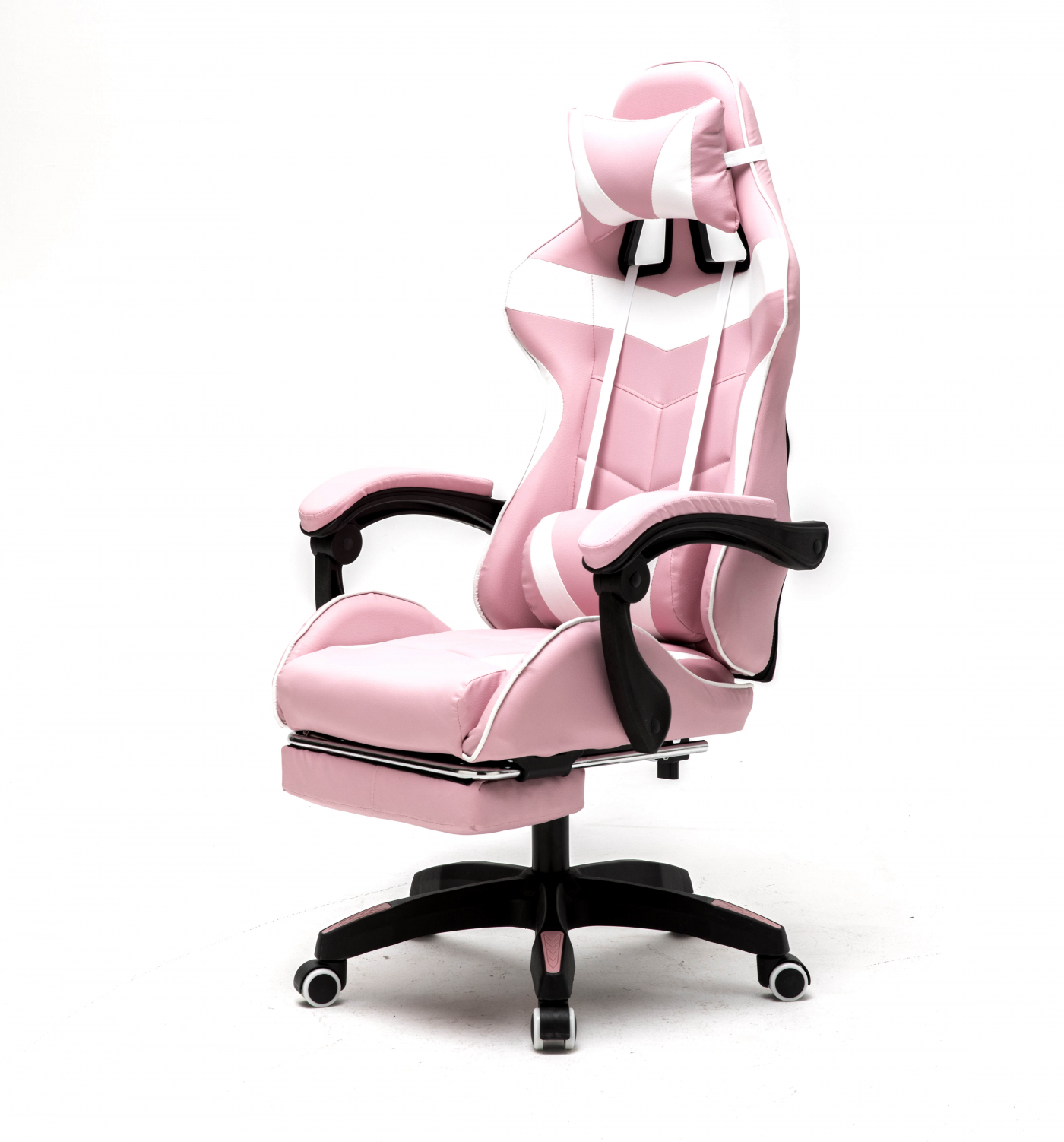Roze en witte gaming stoel met een voetensteun. Witte achtergrond.