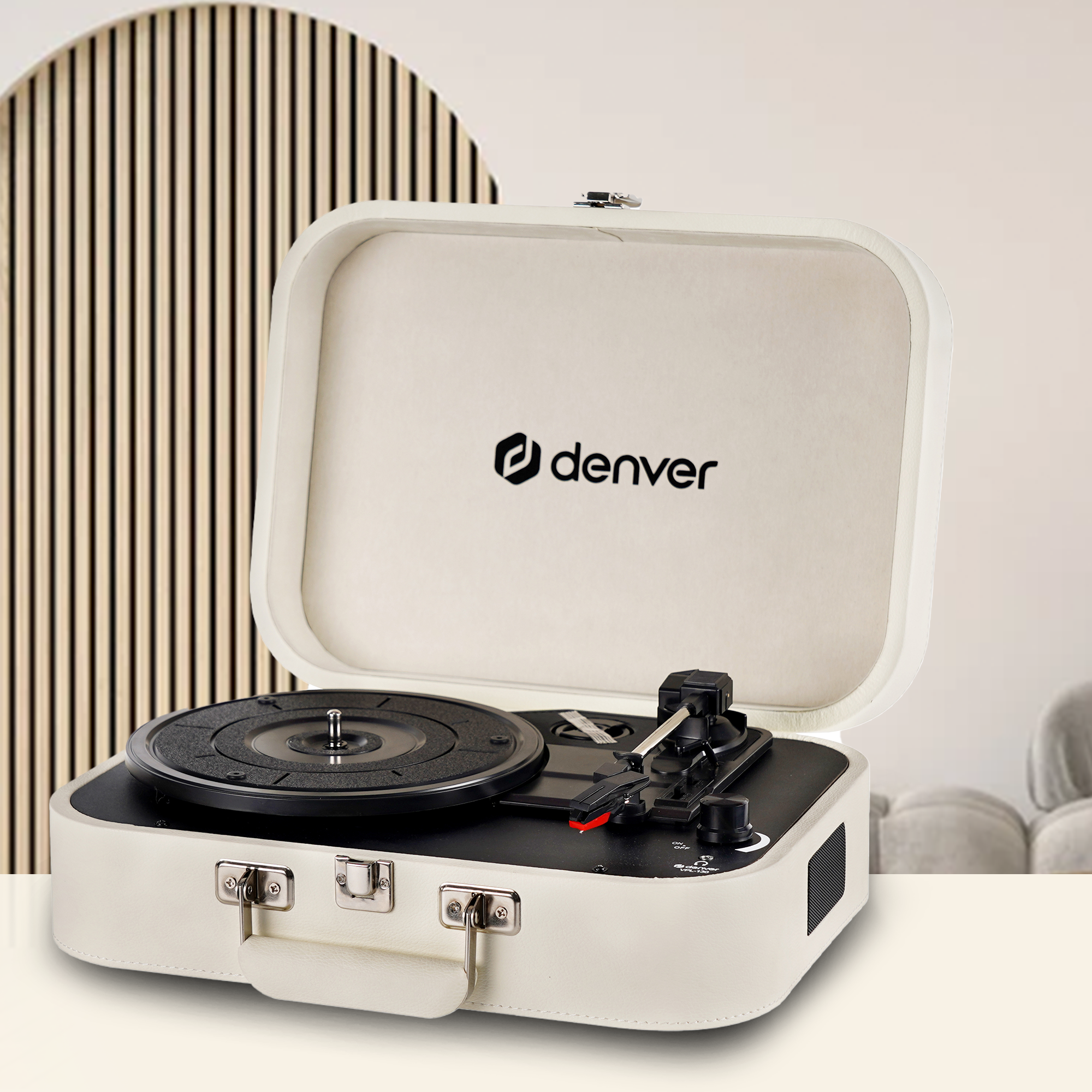 Biały gramofon w stylu vintage z czarną płytą, w białej walizce.