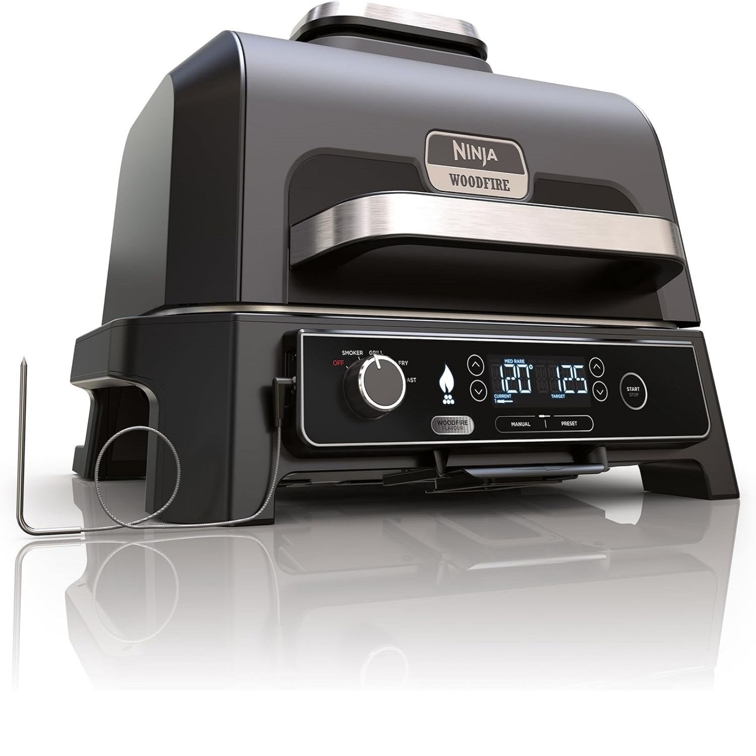 Zwarte Ninja Woodfire grill met een digitaal display en thermometersonde. Witte achtergrond.