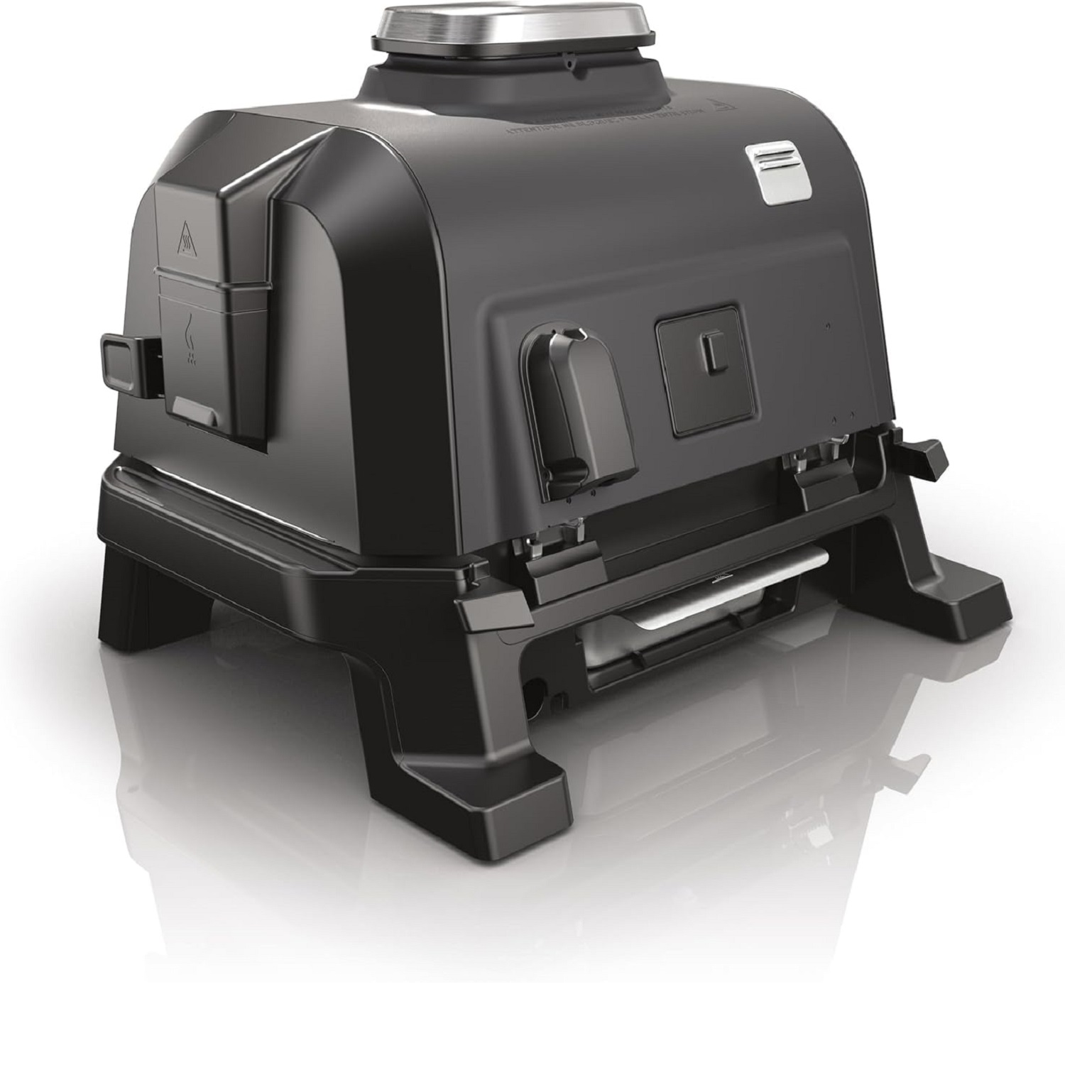 Een zwarte elektrische grill met zilveren bovenkant, schuin op een wit oppervlak, met een reflectie.