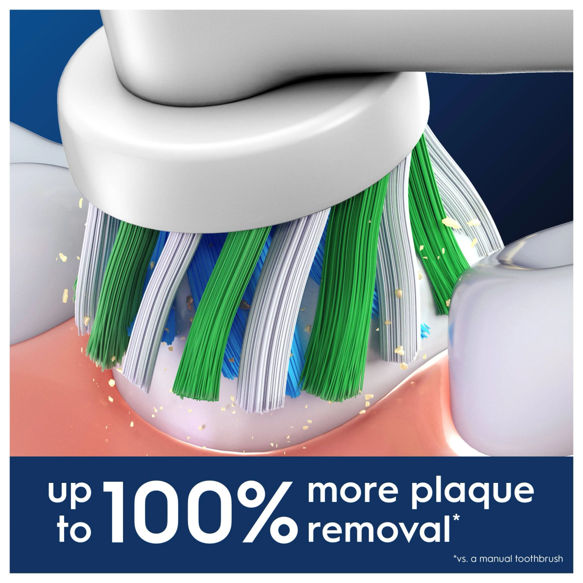 Primo piano delle setole dello spazzolino che puliscono i denti. Setole verdi, bianche e blu.