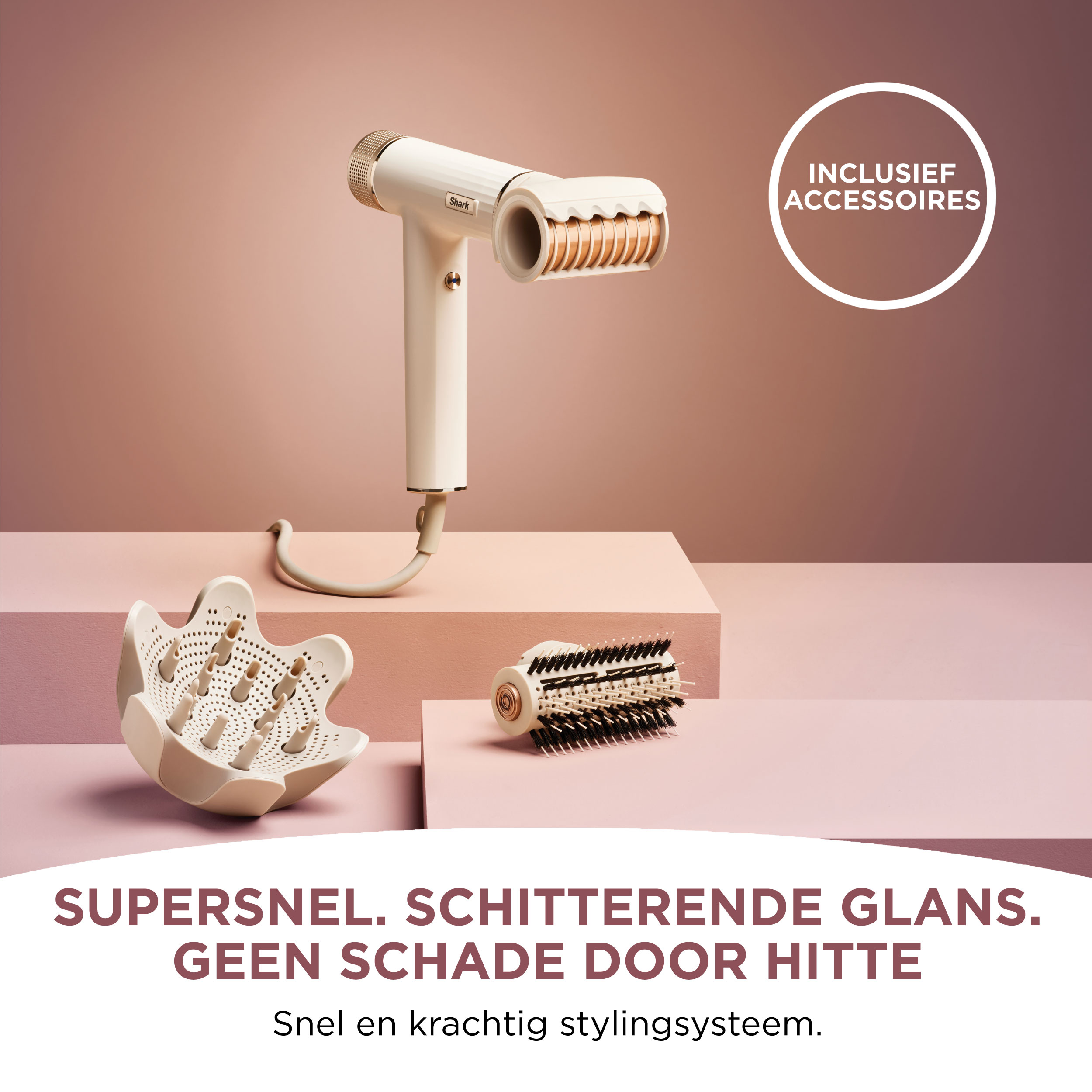 Narzędzia do stylizacji. Biała suszarka do włosów, dwa akcesoria i tekst na różowym tle z akcesoriami.