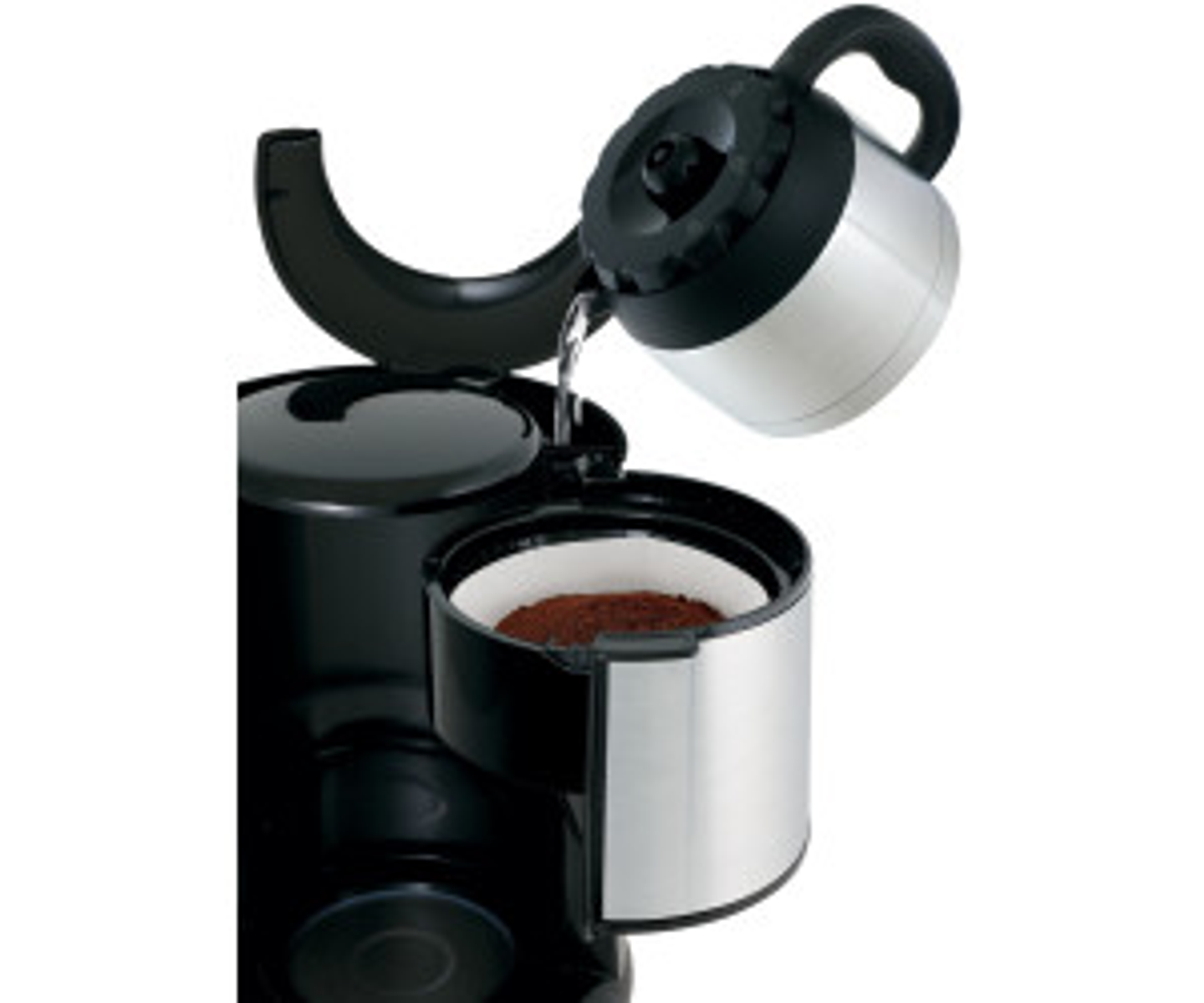 Ekspres do kawy. Woda wlewana jest ze srebrnej karafki do filtra z mieloną kawą.