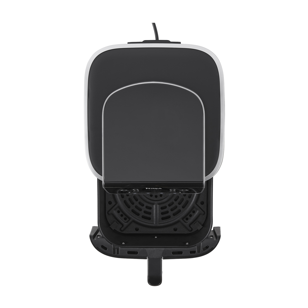 Otwarta czarna frytkownica powietrzna, odsłaniająca kosz w środku. Jest na białej powierzchni.