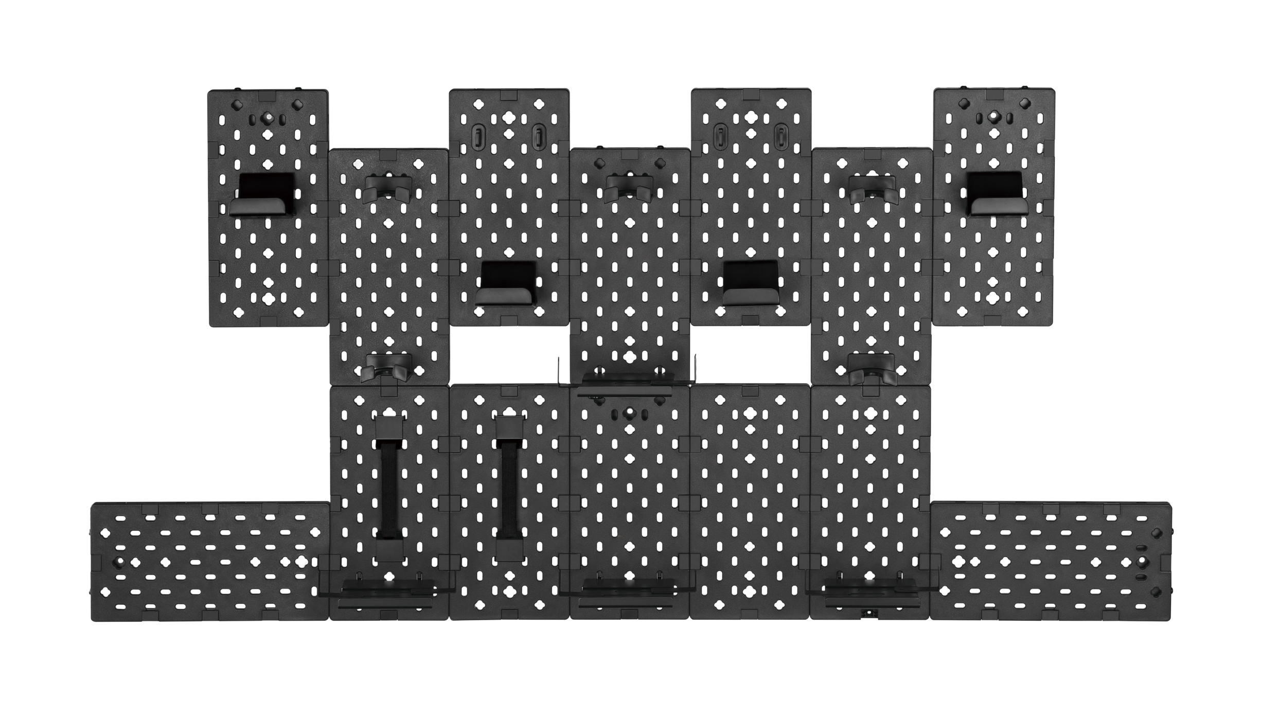 Meerdere zwarte panelen gerangschikt om een groot oppervlak met veel gaten te creëren.