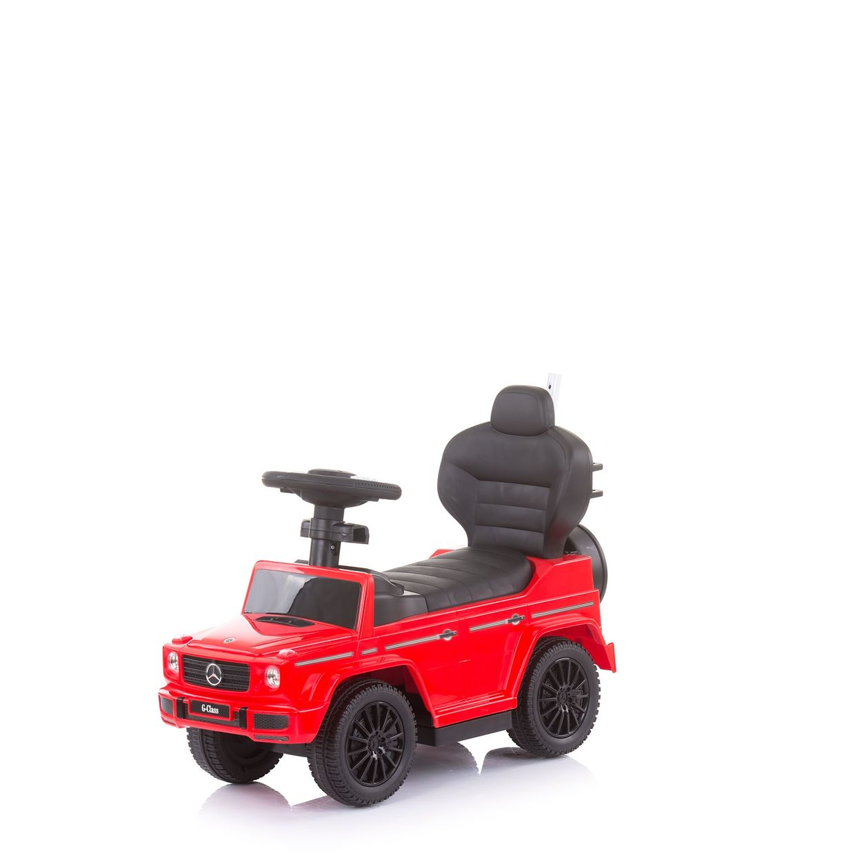 Rotes Spielzeugauto, Mercedes G-Klasse Design, mit schwarzen Rädern, Lenkrad und Sitz, auf weißem Hintergrund.