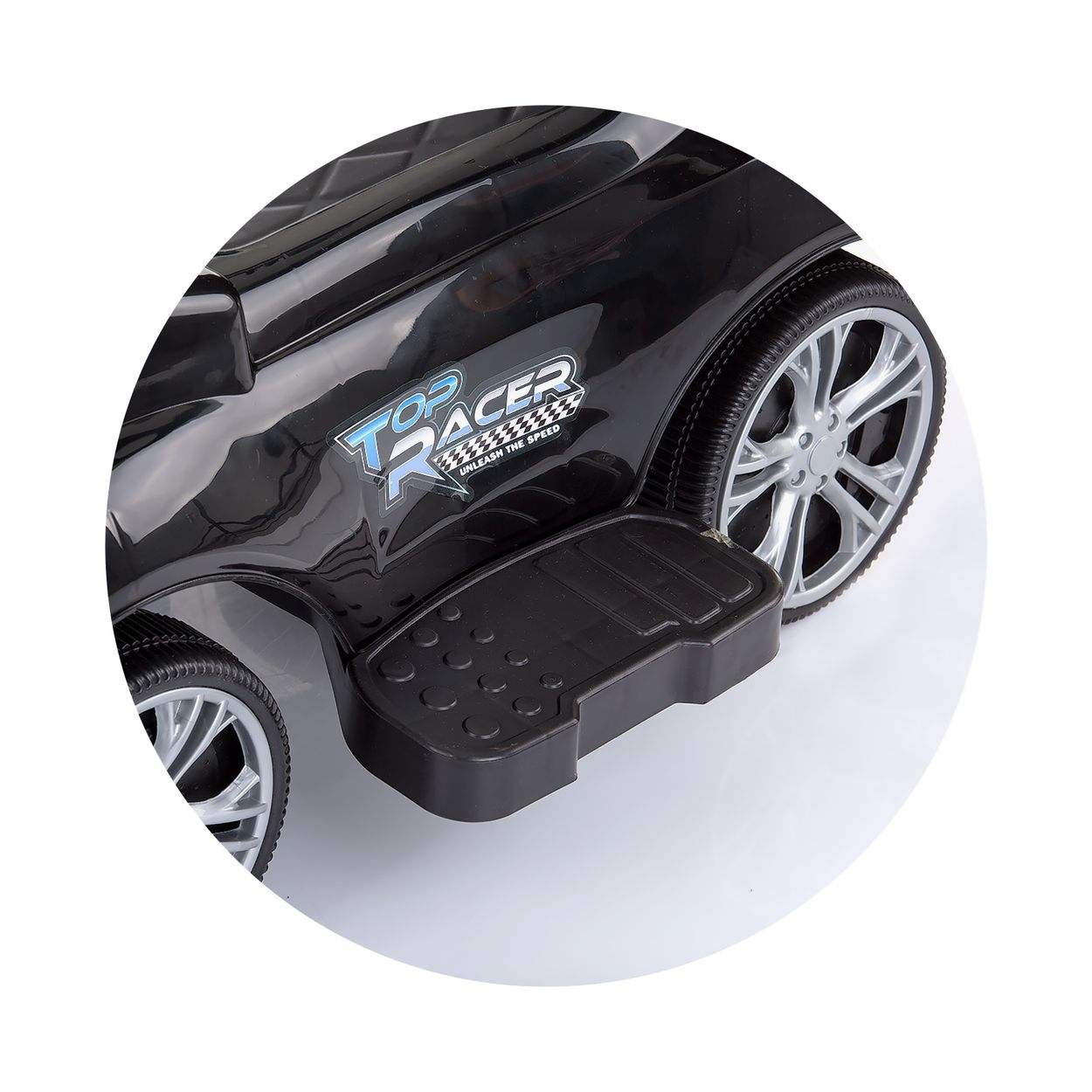 Macchina giocattolo nera con ruote argentate, un gradino nero e un logo che dice TOP RACER.