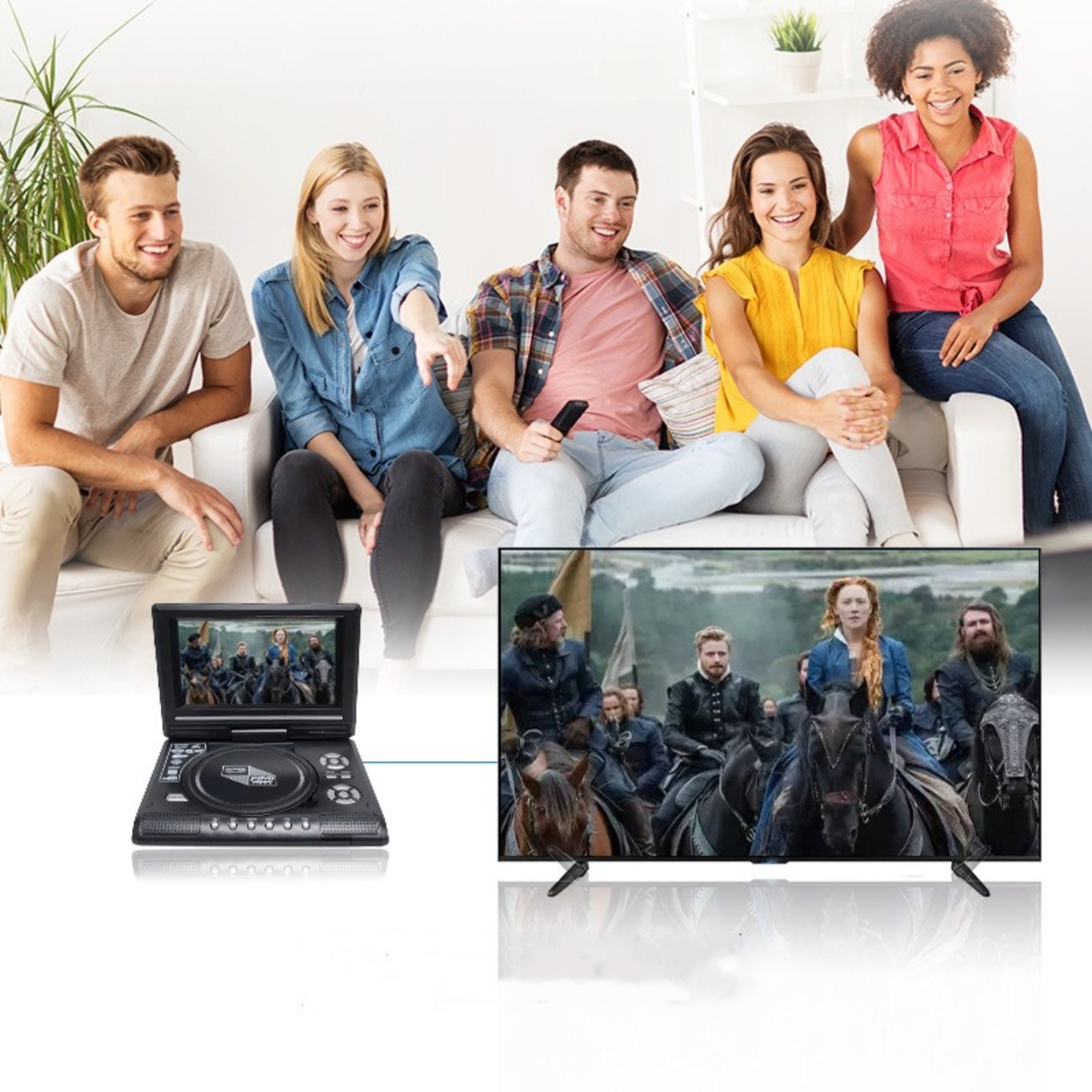 Personengruppe schaut Film auf einem tragbaren DVD-Player und auf einem Fernsehbildschirm.