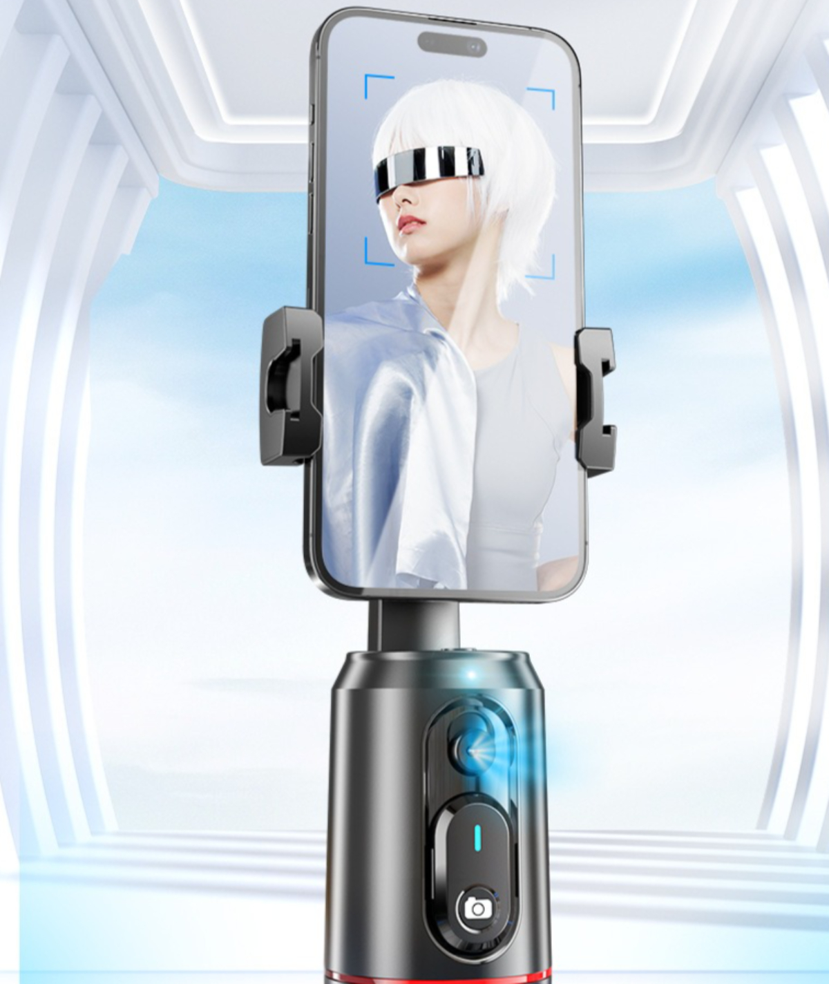 Ein Telefon auf einem Selfie-Stick zeigt eine Frau mit futuristischer Brille. Der Stick hat einen Knopf.