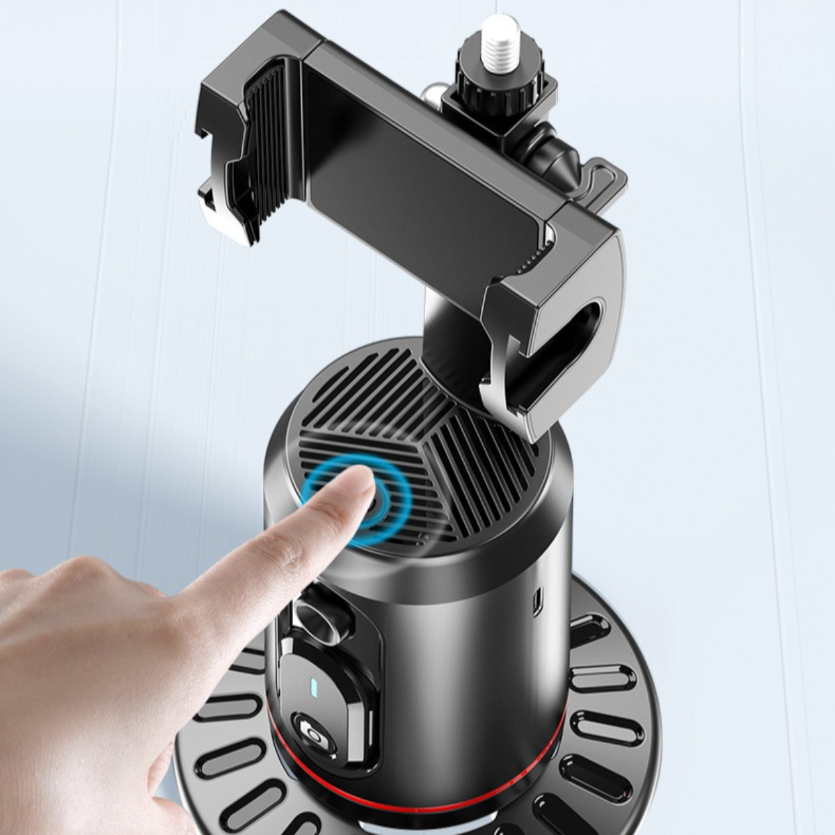 Schwarzer Telefonhalter für den Getränkehalter im Auto, mit einem Finger, der ihn berührt.
