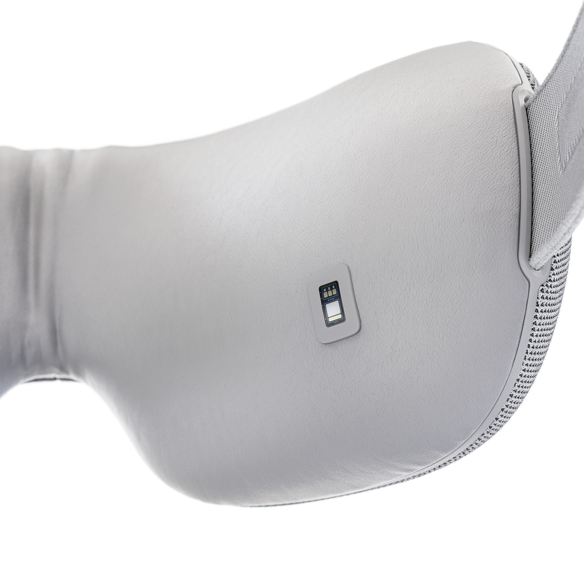 Primer plano de unos auriculares de realidad virtual grises con botón.