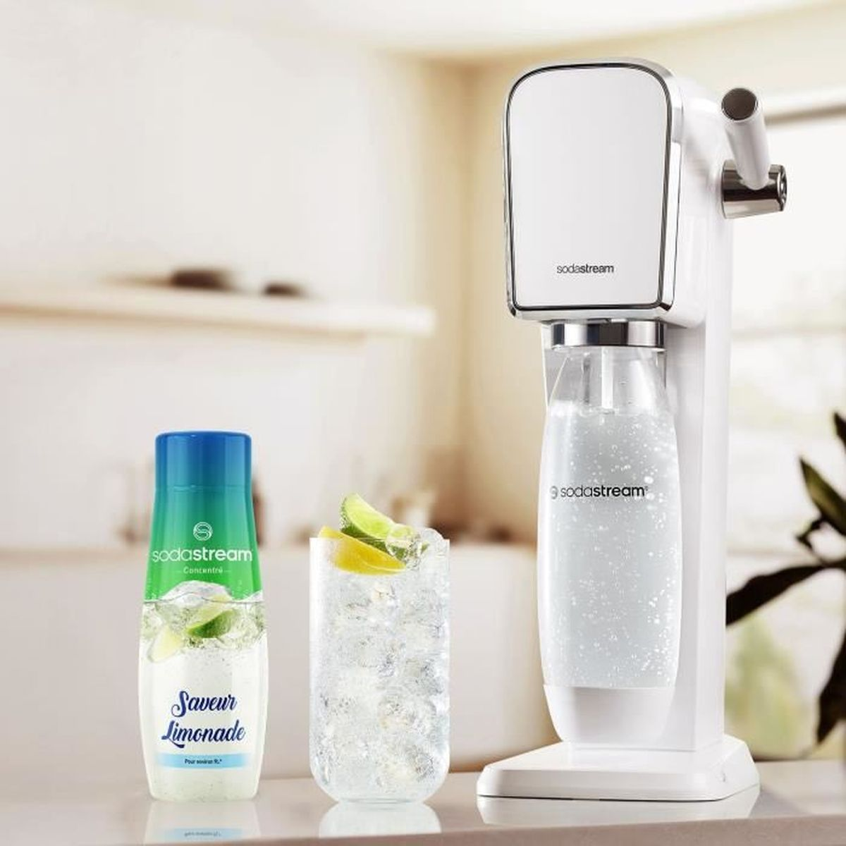 Una macchina per acqua frizzante SodaStream bianca con una bottiglia di concentrato di limone e un bicchiere di acqua frizzante.
