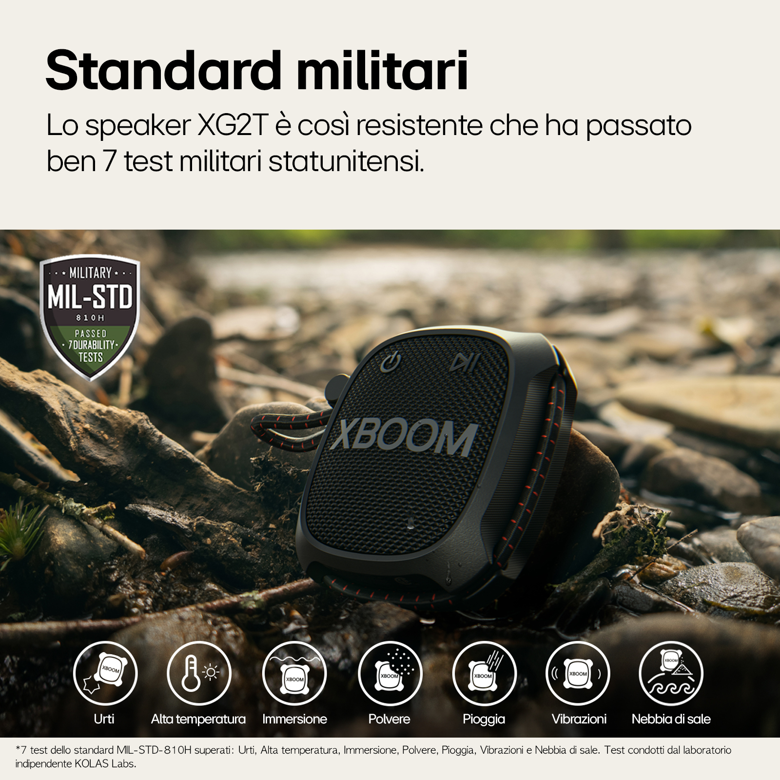 Mały czarno-czerwony głośnik XBOOM na skałach z ikonami testów wytrzymałości.