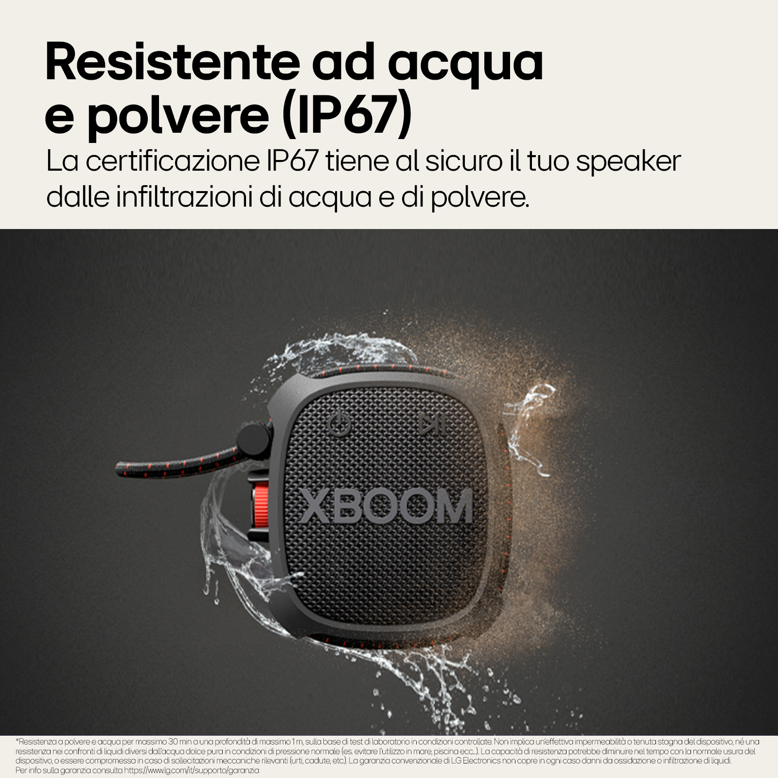 Czarny, wodoodporny głośnik XBOOM z kroplami wody wokół niego. Czerwone akcenty i czarna siatka.