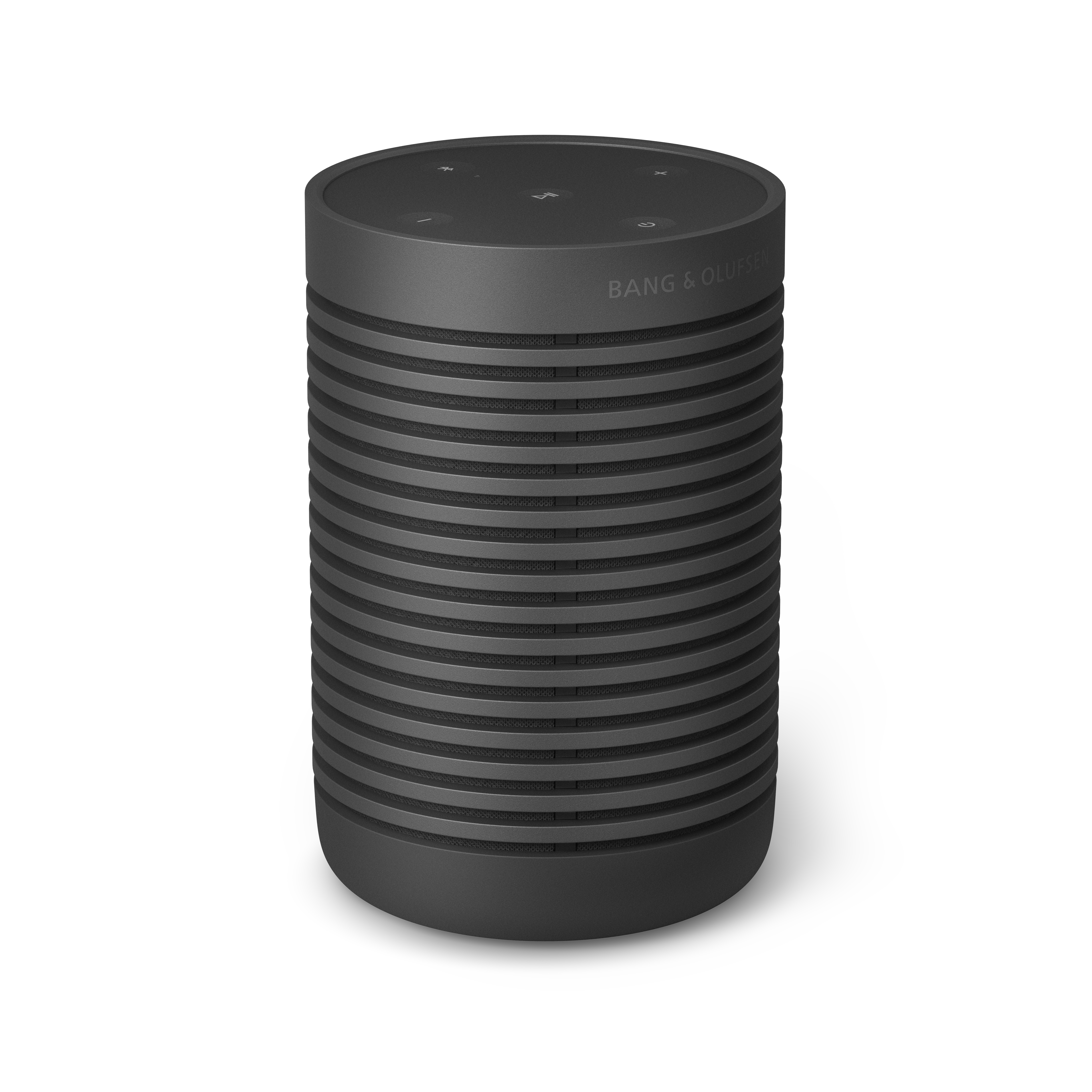 Czarny głośnik walcowy z poziomymi liniami, nazwa marki z boku, białe tło.