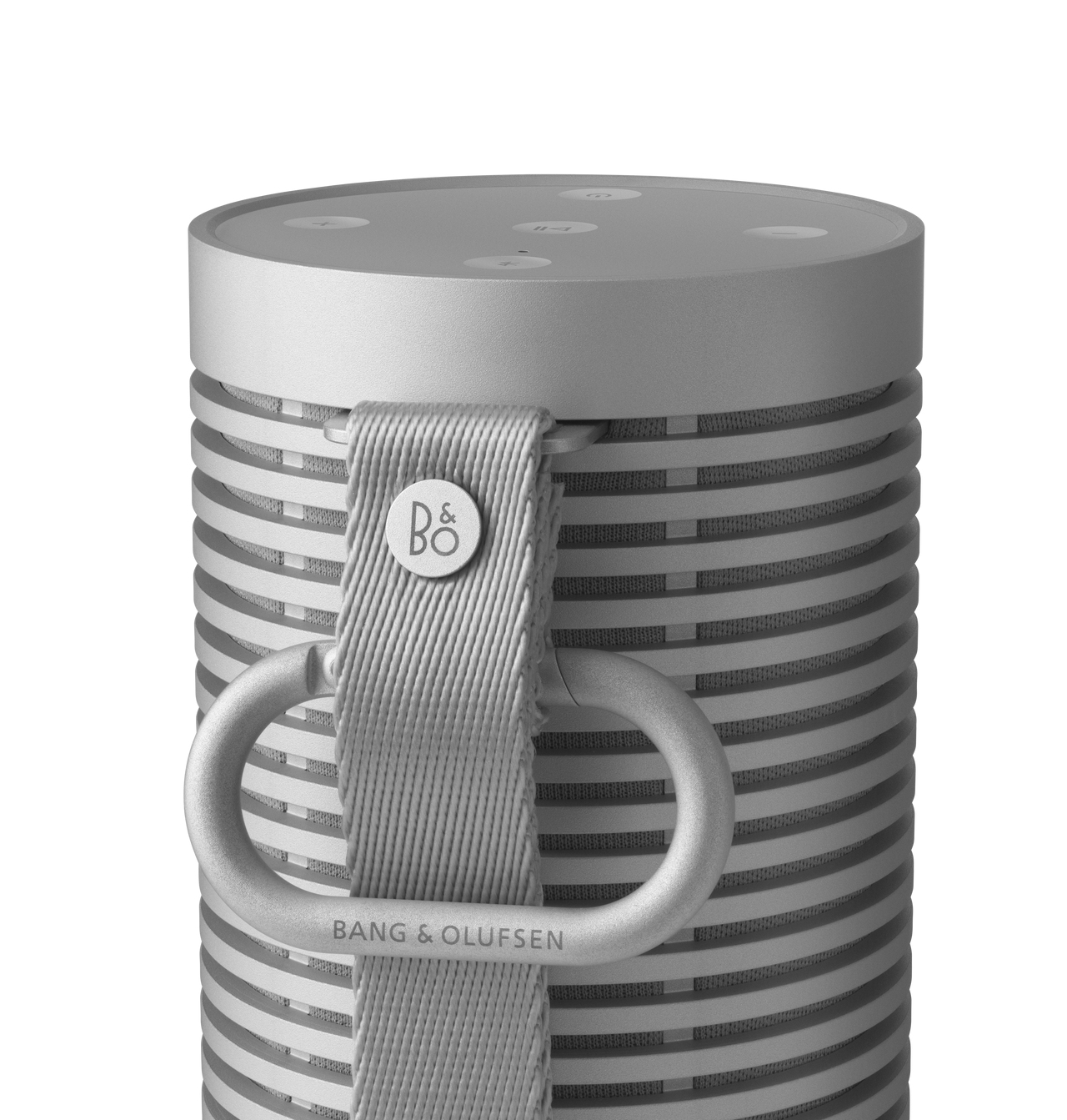 Srebrny głośnik cylindryczny z siatką z tkaniny i srebrnym uchwytem, białe tło.