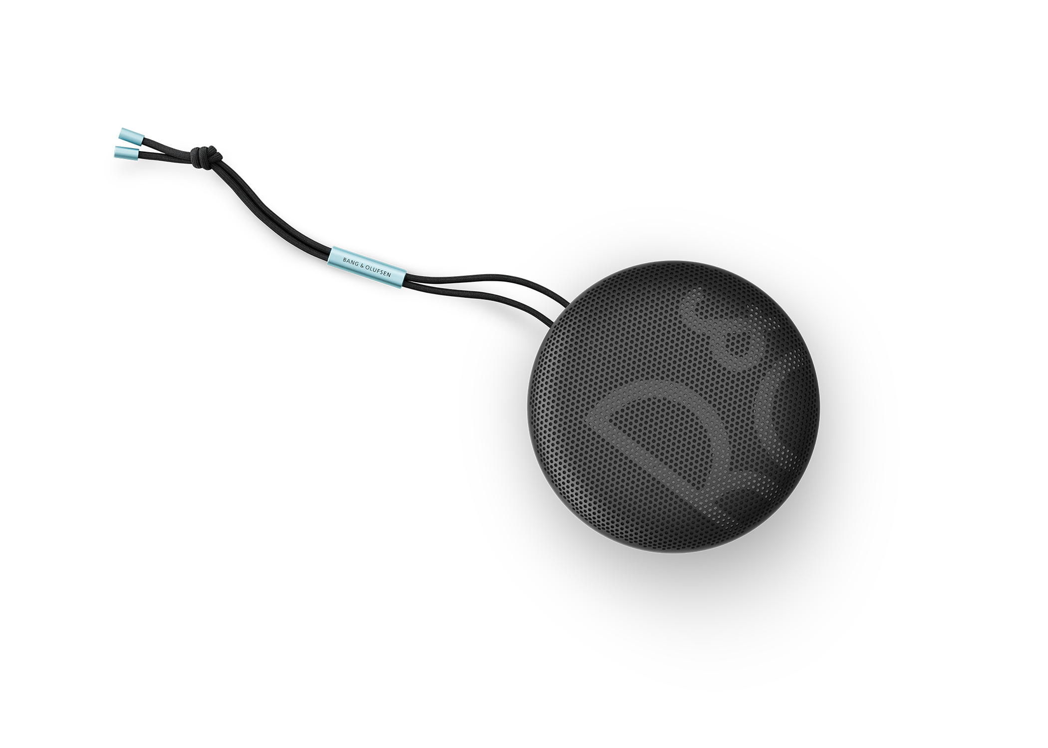 Czarny głośnik z uchwytem, czarny kabel z niebieską etykietą, na białym tle.