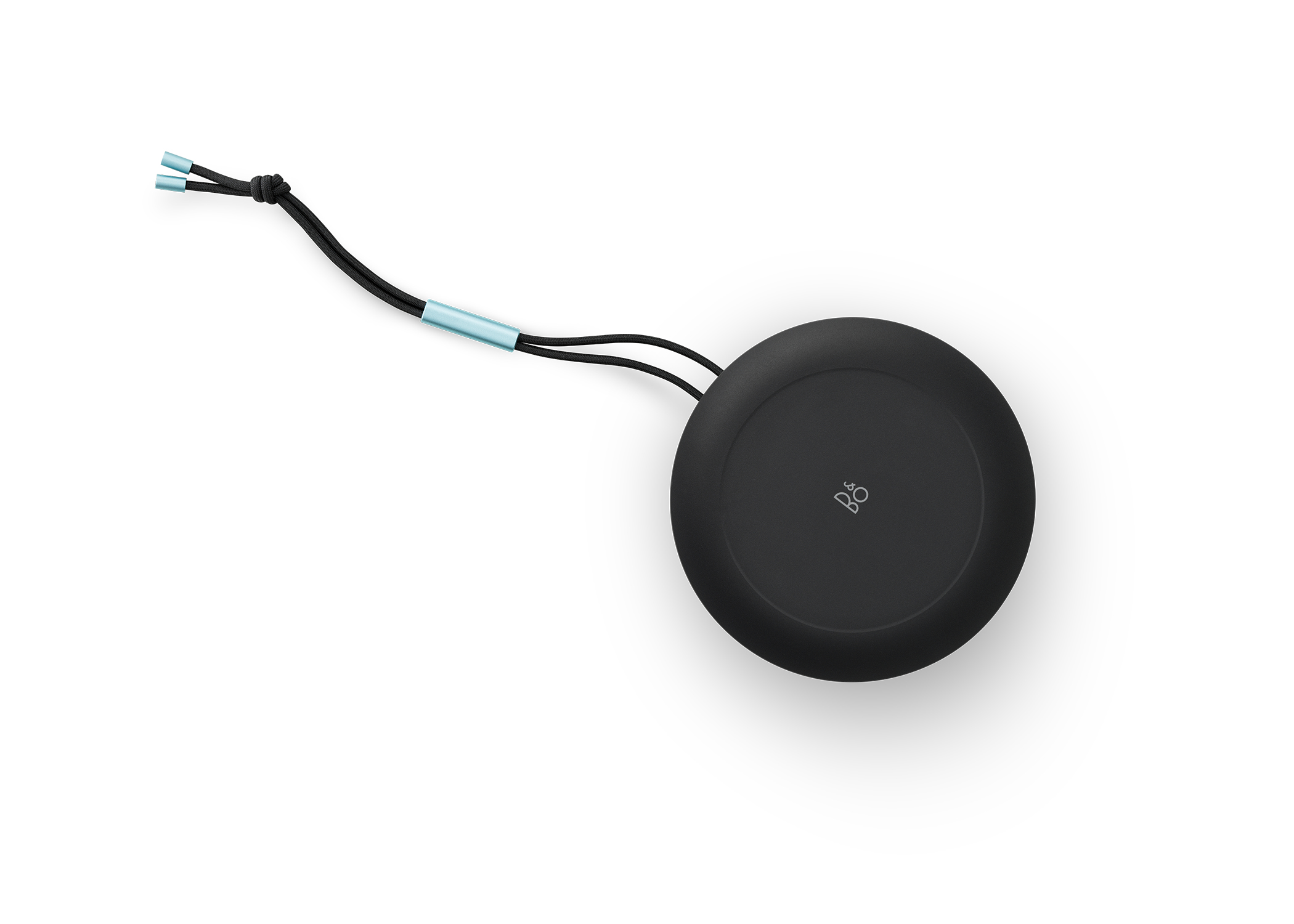 Czarny okrągły głośnik. Logo B&O. Czarny i niebieski sznurek. Białe tło.