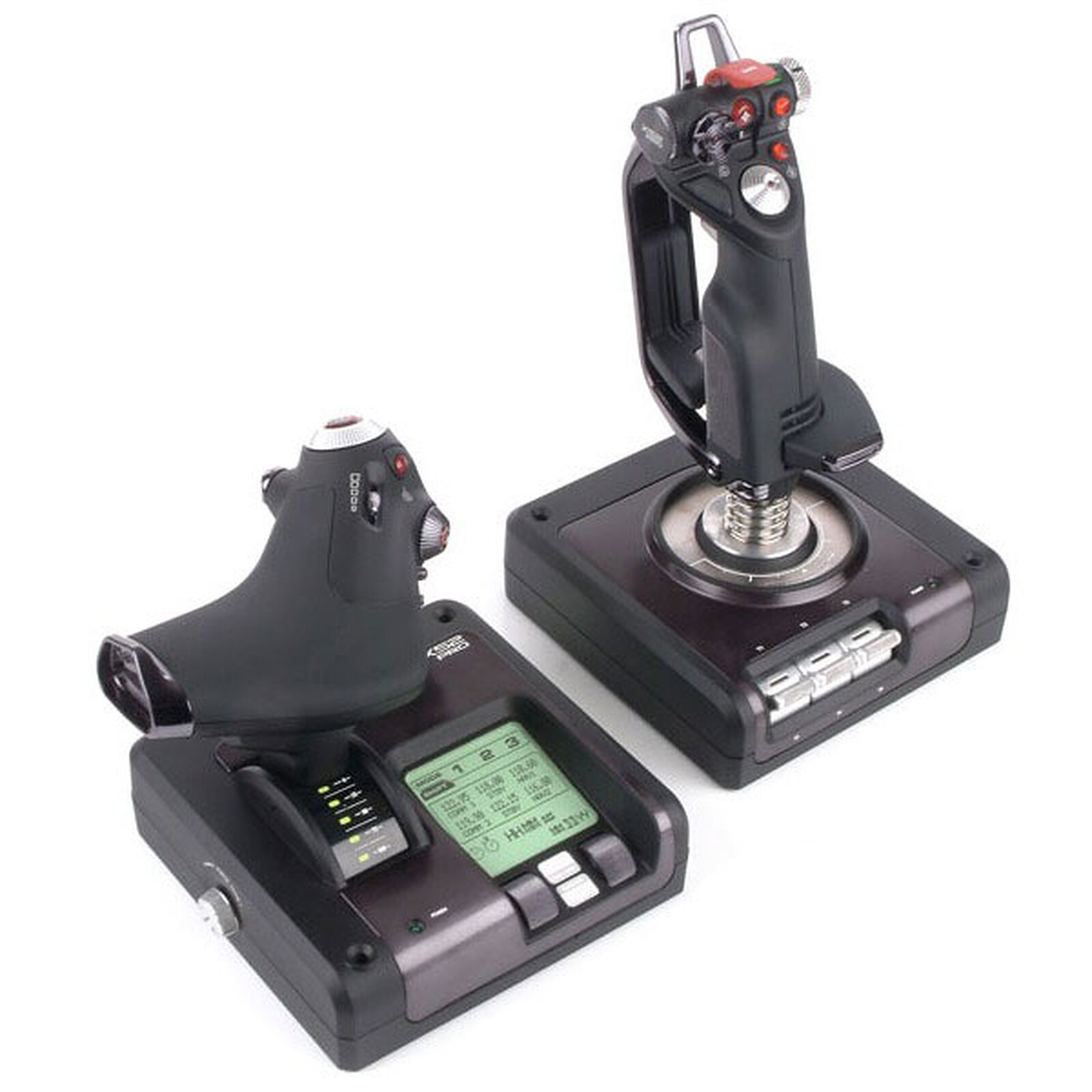 Zwei schwarze Flugsimulator-Joysticks auf weißem Hintergrund, einer mit kleinem Display und Bedienelementen.