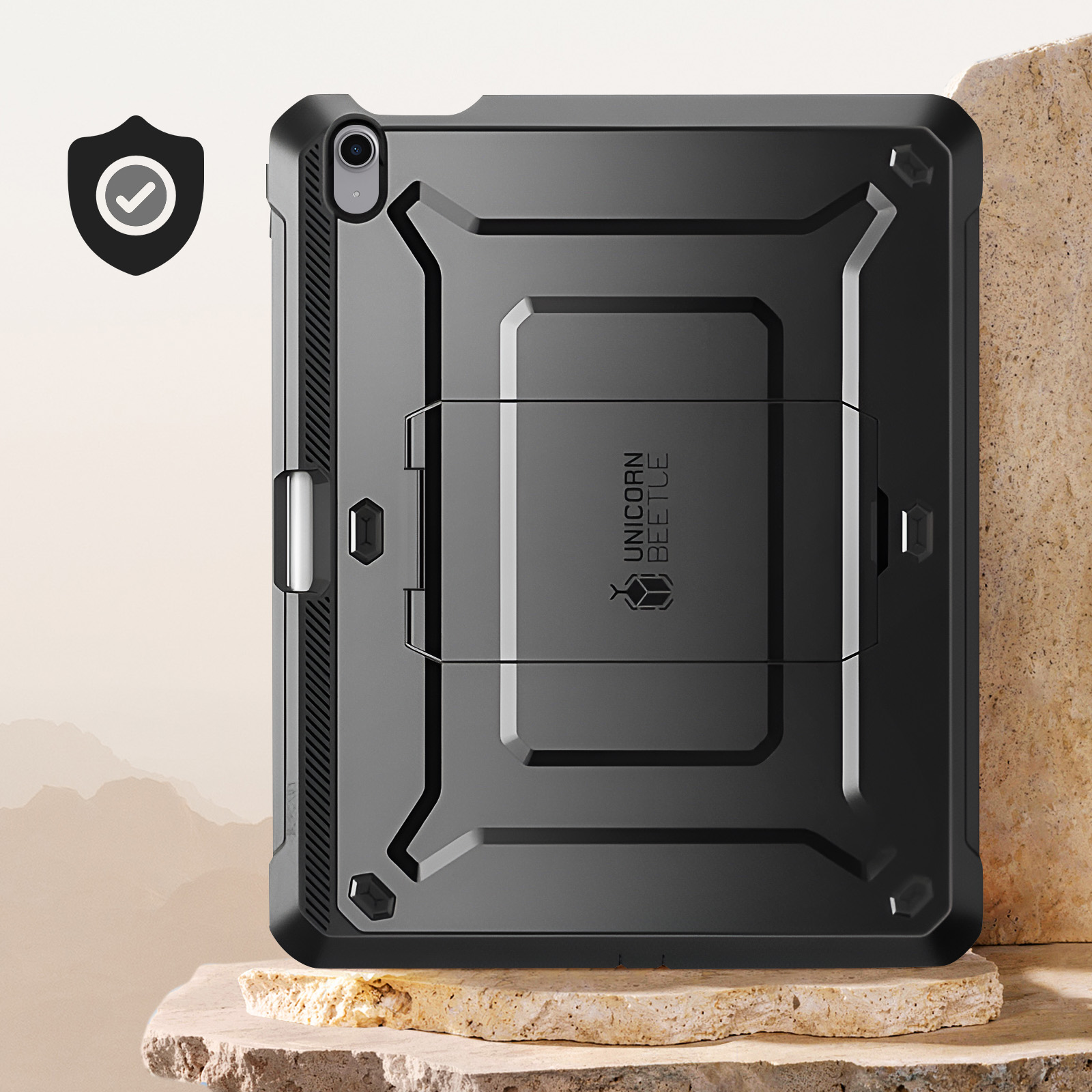 Schwarze Tablet-Hülle, robustes Design. Zeigt den Markennamen und ein Schildsymbol.
