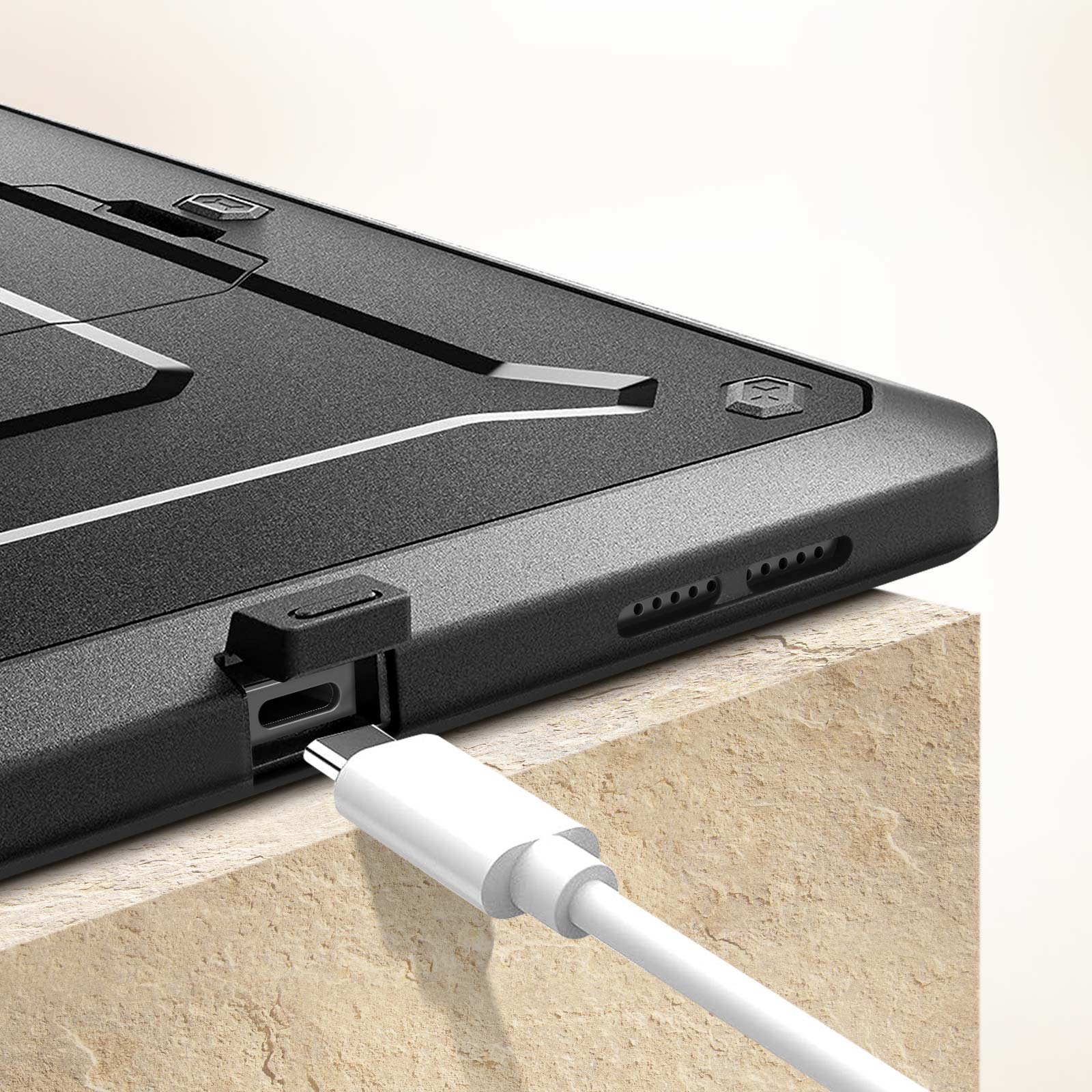 Handyhülle mit weißem Ladekabel, das in einen schwarzen Anschluss gesteckt ist. Beige Oberfläche.