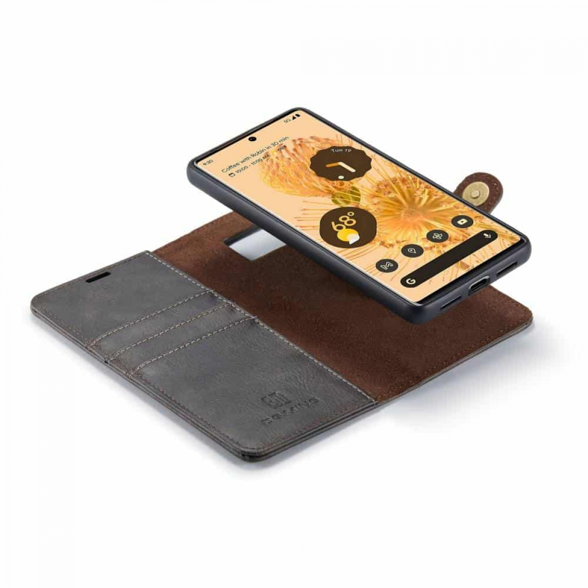 Ein Telefon in einer braunen Hülle, das einen App-Bildschirm zeigt, liegt offen auf weißer Oberfläche.