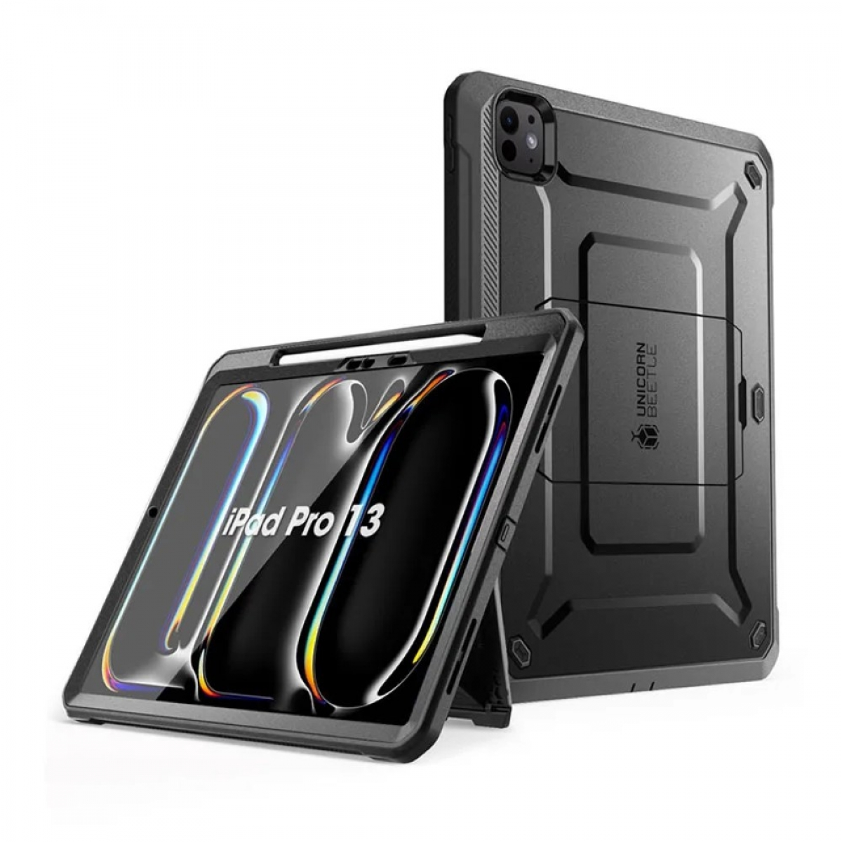 Custodia nera per iPad Pro 13, con supporto. È una custodia robusta. Sfondo bianco.