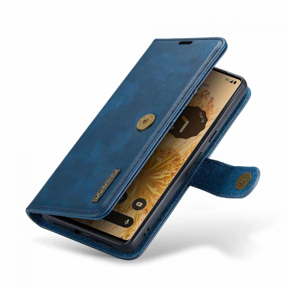 Blaue Leder-Handyhülle, geöffnet, zeigt das Telefon im Inneren. Knopfverschluss, weißer Hintergrund.
