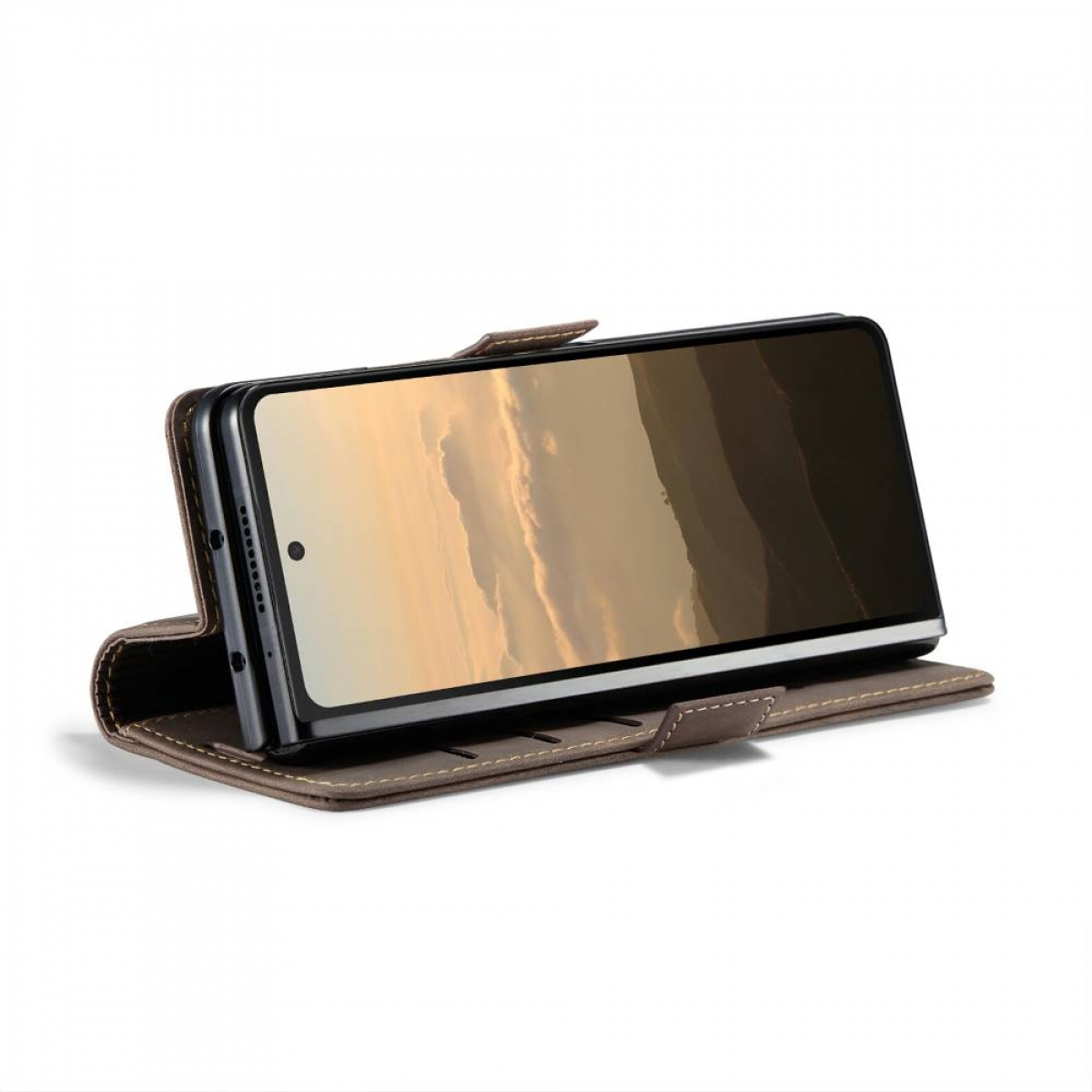 Telefon in brauner Lederhülle ist geöffnet, zeigt den Bildschirm, mit reflektierendem Hintergrund.