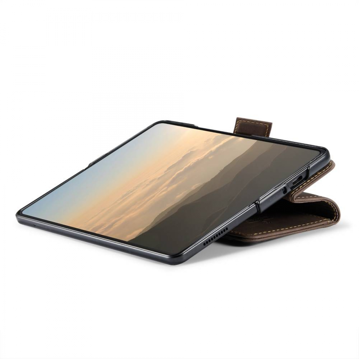 Ein Tablet in einer braunen Hülle, auf einer weißen Oberfläche aufgestellt.