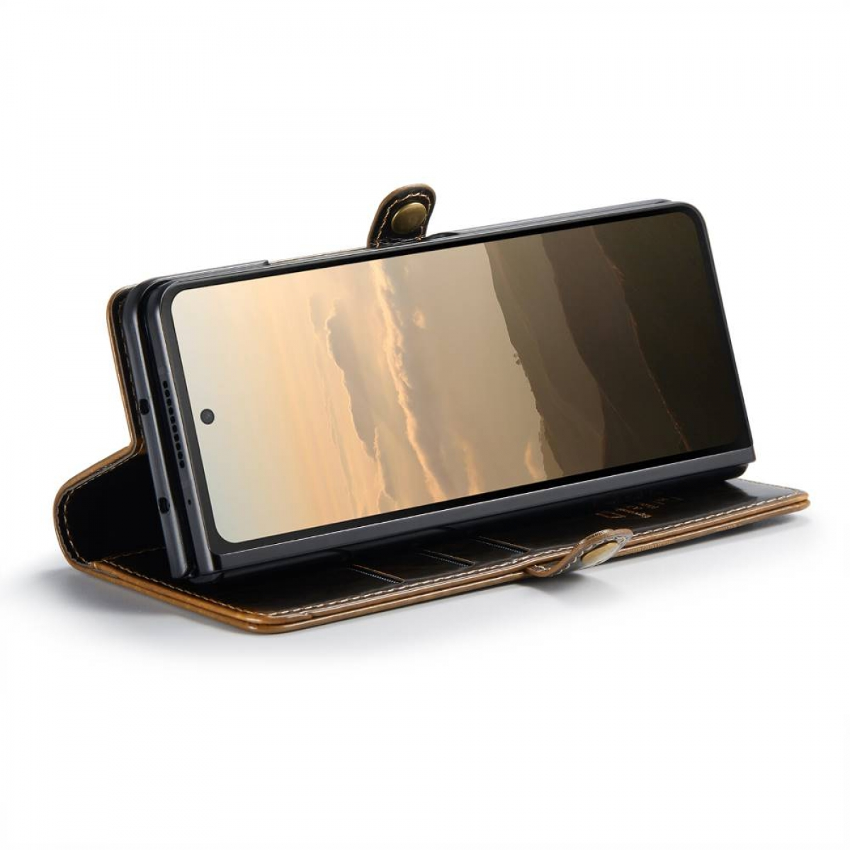 Eine braune Leder-Handyhülle, offen, mit einem Telefon, das einen Bildschirm anzeigt. Die Hülle hat einen Knopfverschluss.