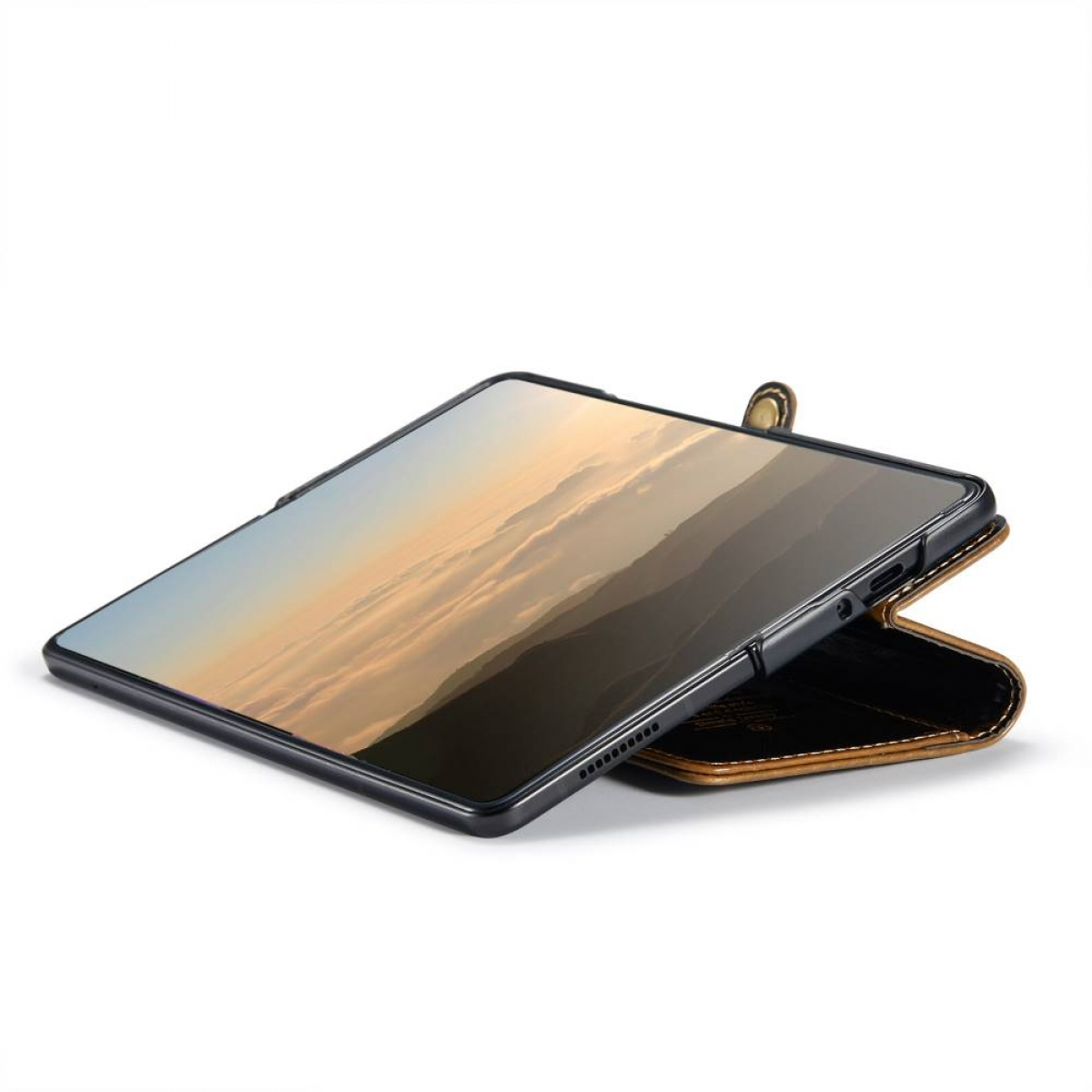 Tablet in einer braunen Lederhülle. Der Bildschirm ist geöffnet und zeigt eine Berglandschaft.