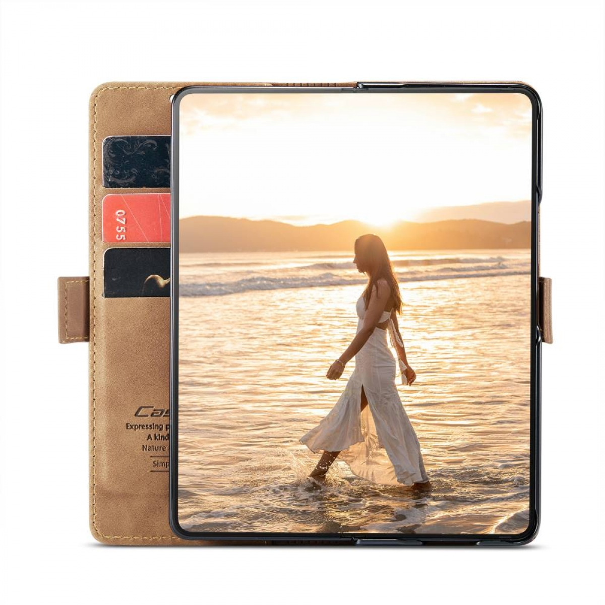 Geöffnete Handyhülle, zeigt Frau im Wasser mit Sonnenuntergang im Hintergrund. Hellbraune Hülle. Weißer Hintergrund.