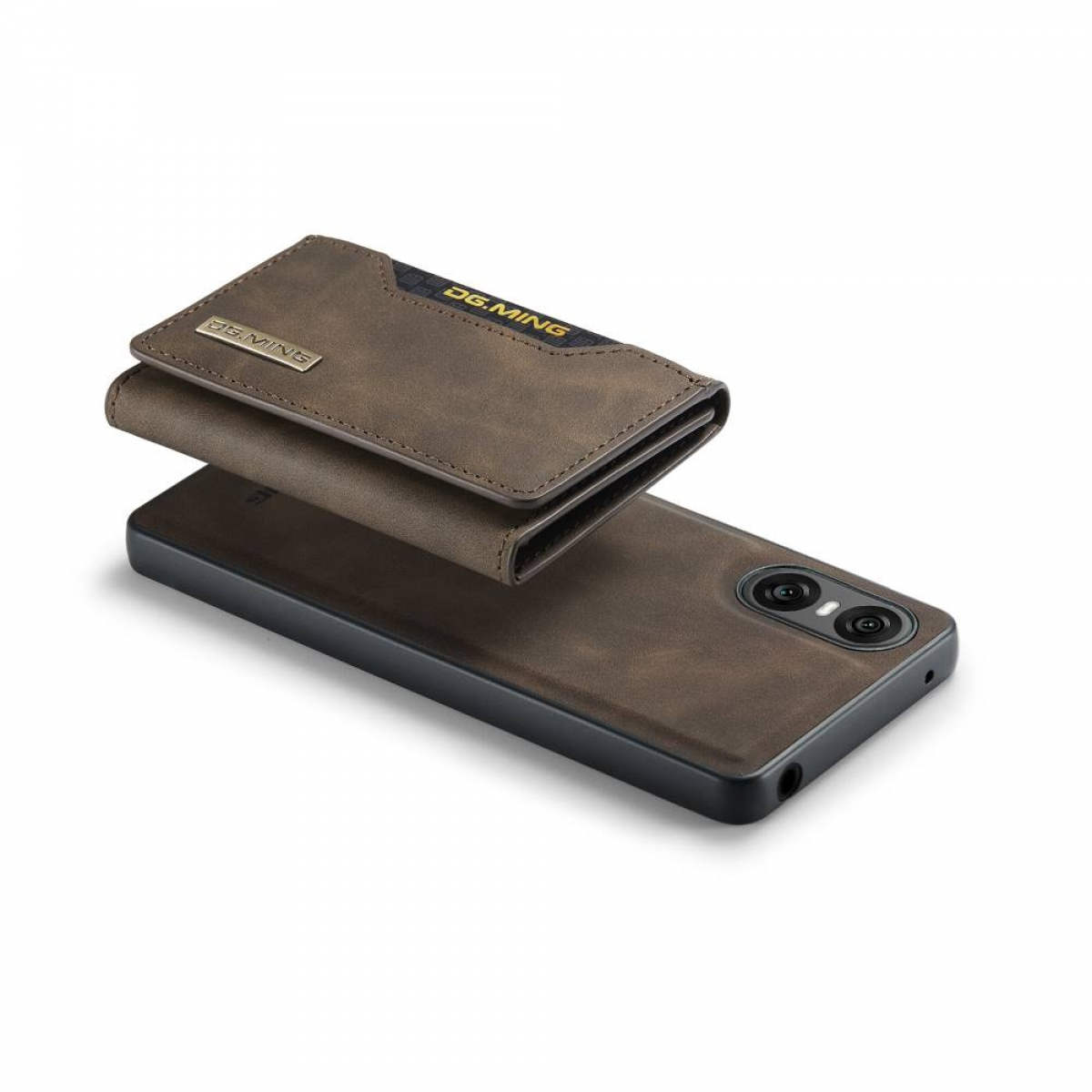 Braune Handyhülle mit Kartenhalter und Telefon auf weißer Oberfläche.