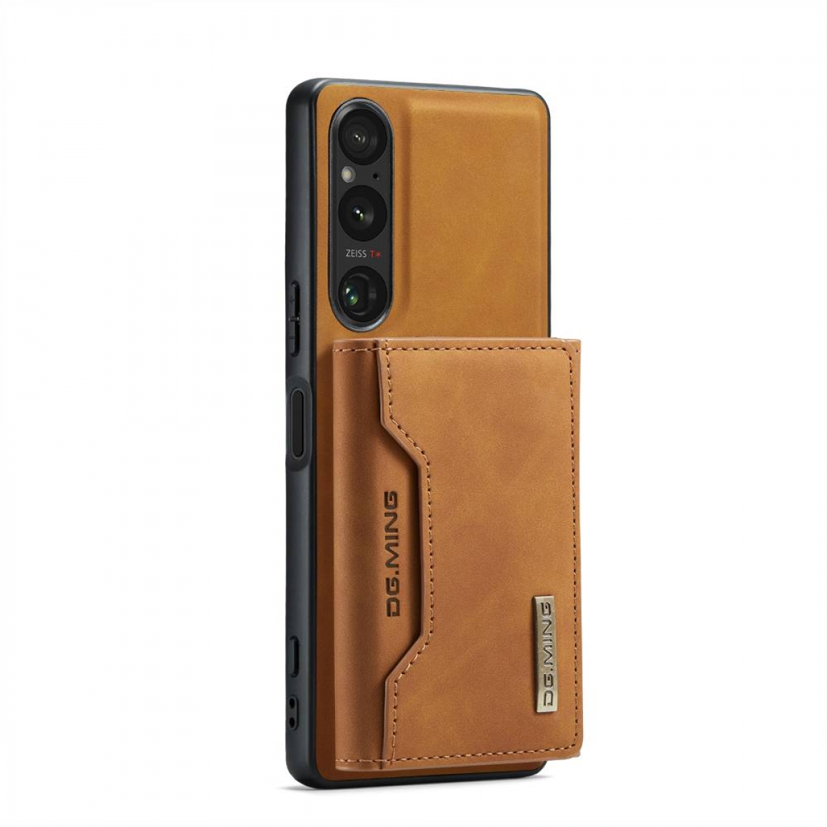 Braunes Portemonnaie an einer Handyhülle befestigt. Telefon hat Kamera. Weißer Hintergrund.