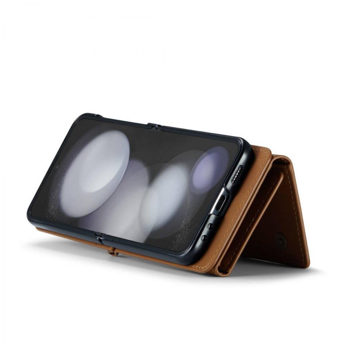 Eine braune Handyhülle mit Telefon, auf weißer Oberfläche aufgestellt.