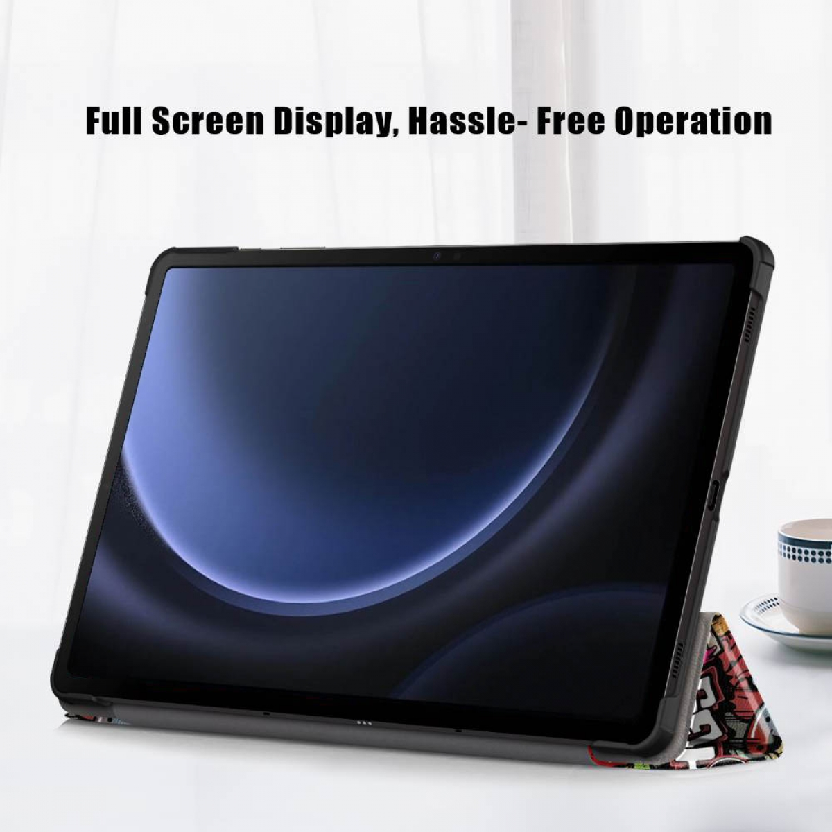 Ein Tablet in einer Hülle, aufgestellt. Der Bildschirm zeigt ein Bild.