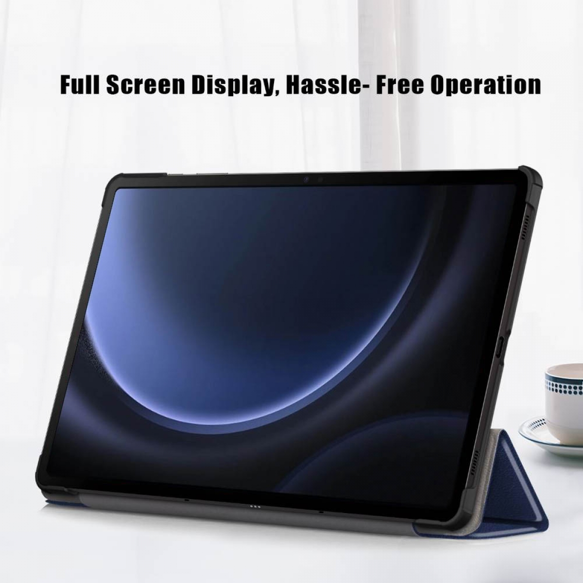 Tablet mit dunklem Bildschirm in einem Gehäuse. Das Gehäuse steht auf einem Tisch.