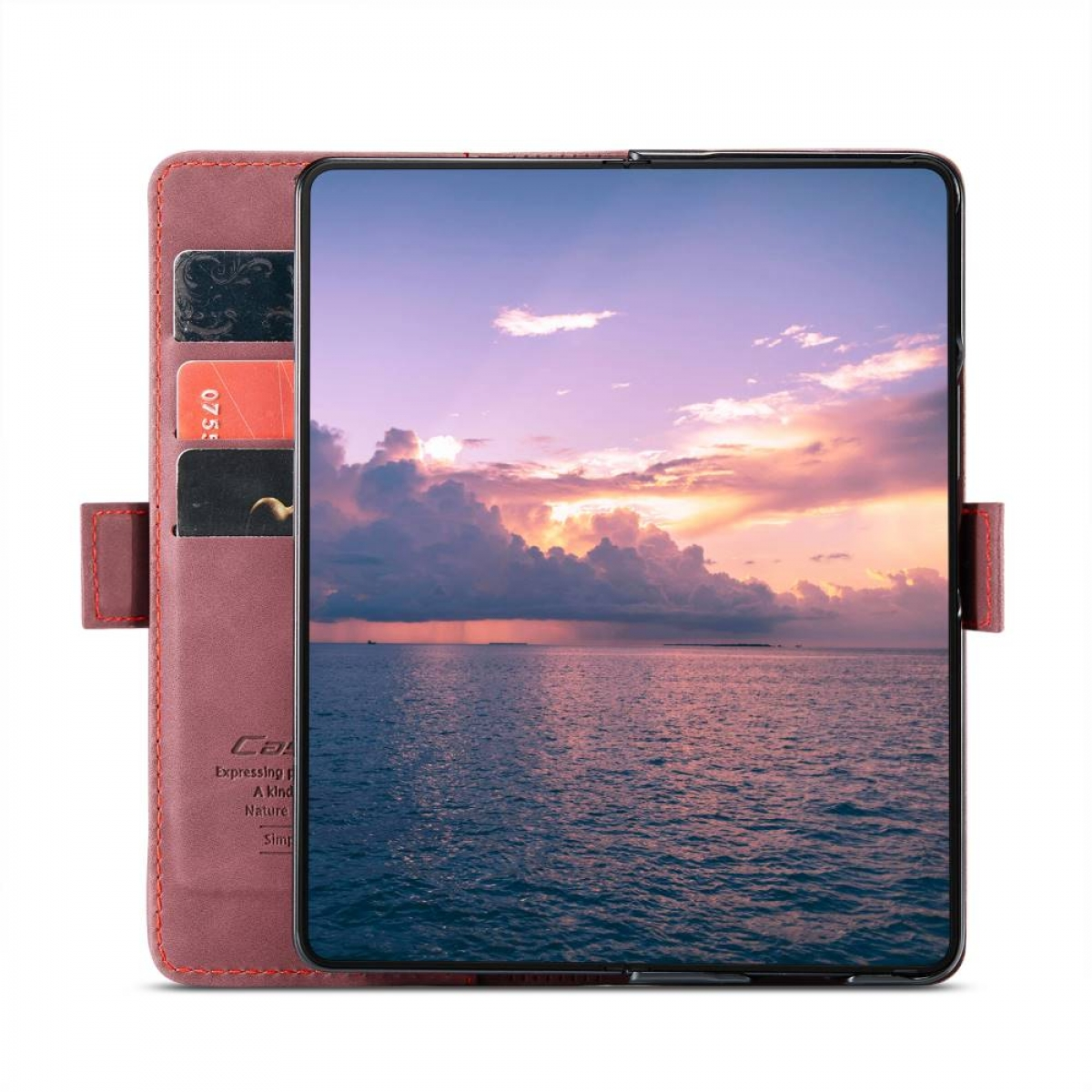 Eine rote Lederhülle mit einem Tablet, das einen Sonnenuntergang über dem Meer zeigt. Karten sind sichtbar.