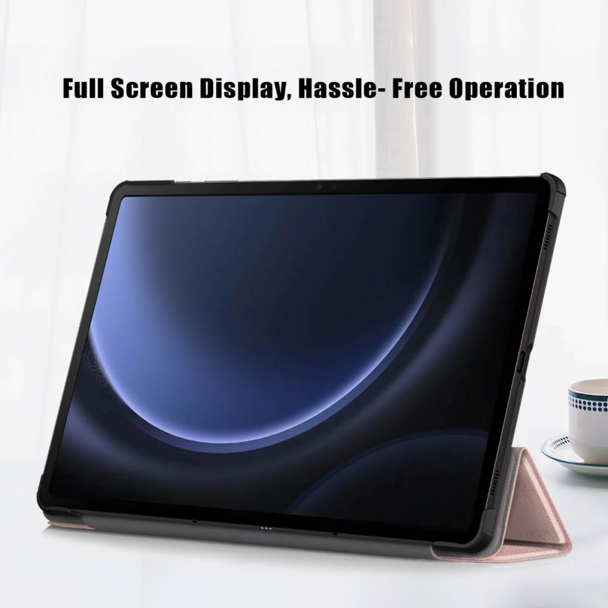 Tablet in einer Hülle. Die Hülle hat einen Ständer, der Bildschirm ist sichtbar.