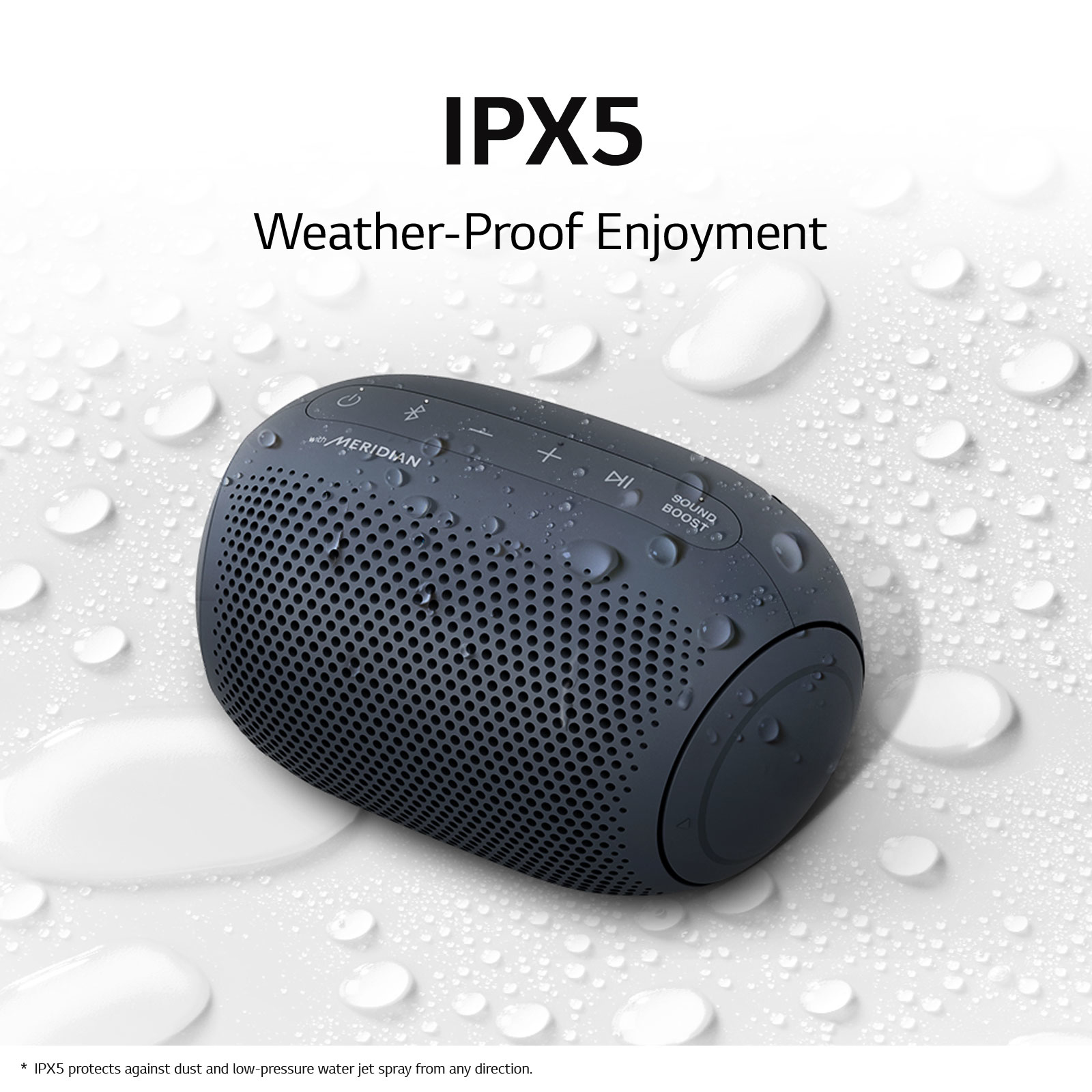 Szary, wodoodporny głośnik z kroplami wody.