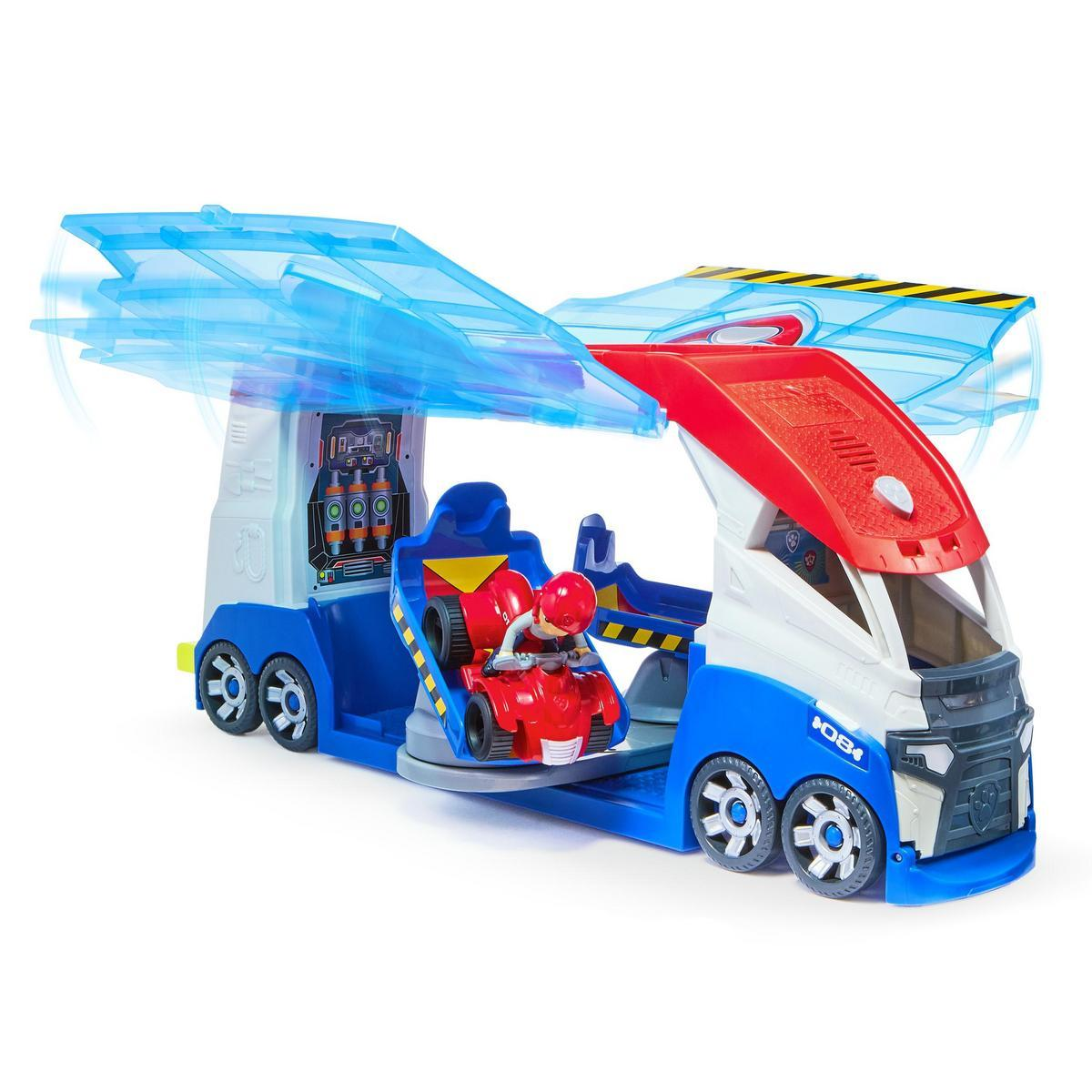 Un camión de juguete de la Patrulla Canina. El camión es azul, rojo y blanco. Tiene un kart y una figura dentro.