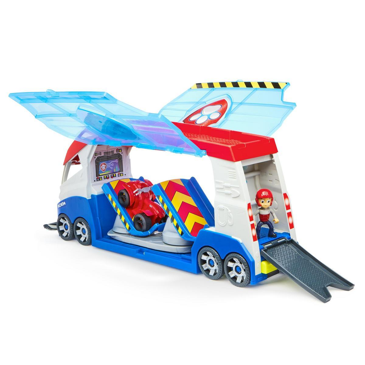 Camión de juguete con coche rojo, figura y techo azul abatible.