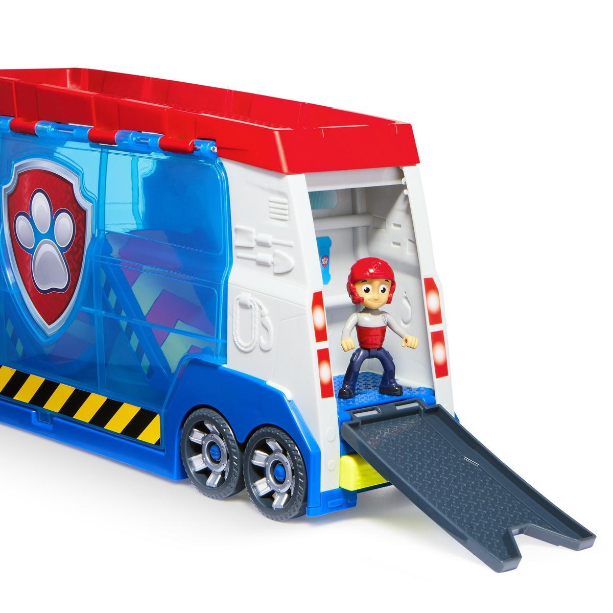 Camión de juguete con techo rojo, laterales azules y un personaje de Paw Patrol.